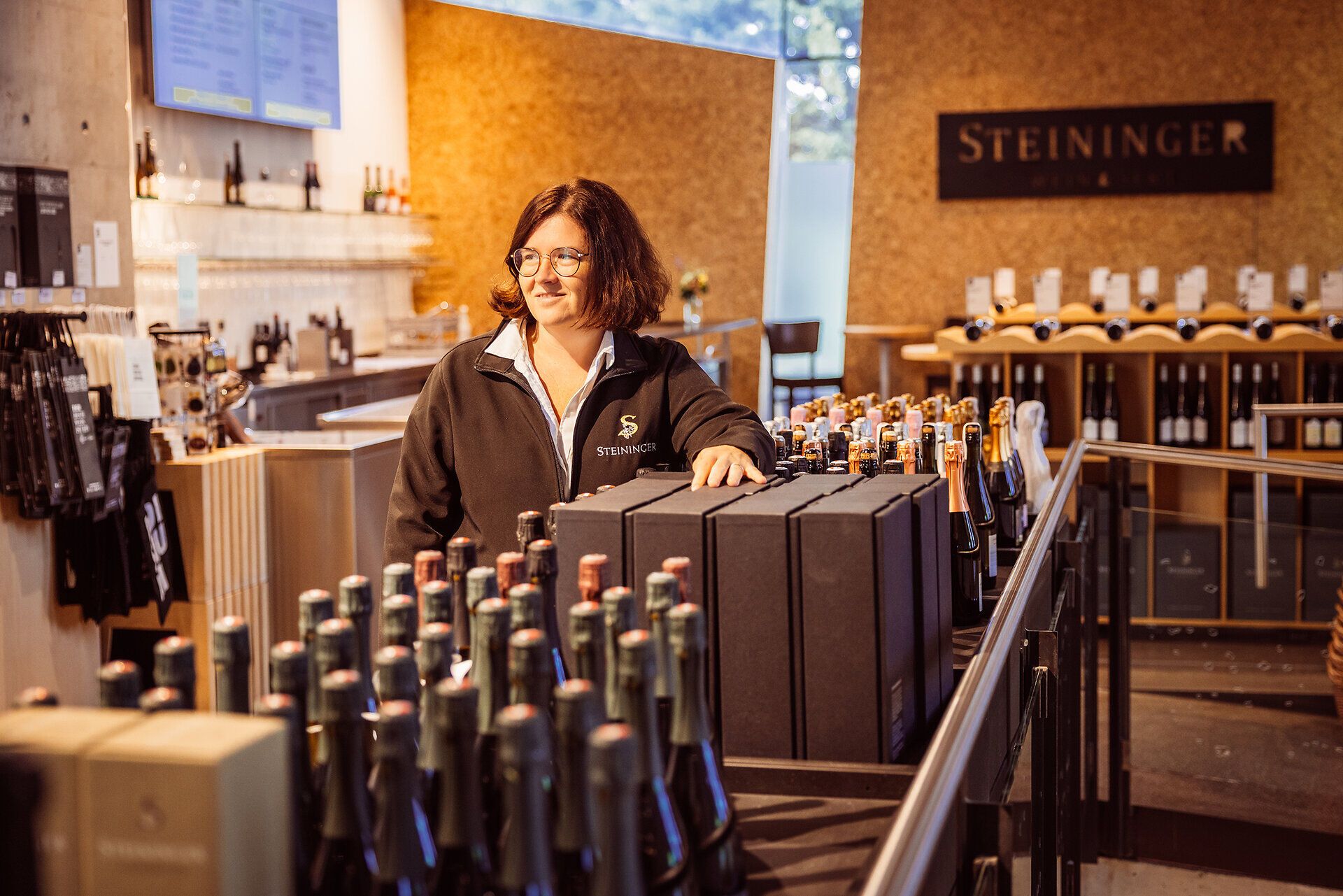 Eva Steininger in der Vinothek des Loisiums.