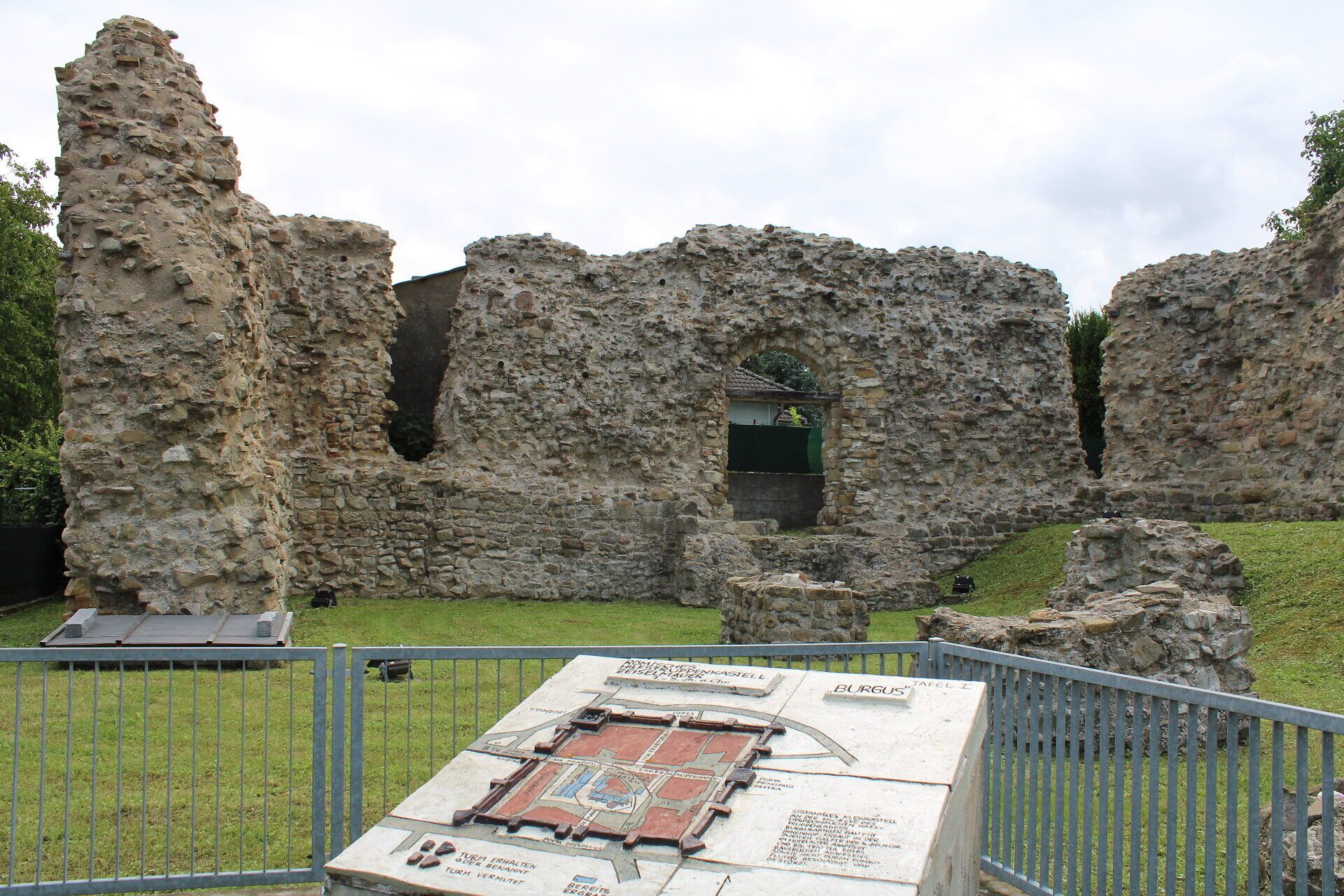 Die beeindruckenden Ruinen erzählen von einer längst vergangenen Zeit, in der hier Geschichte geschrieben wurde. Umgeben von sanften Hügeln und frischem Grün des Frühlings, lädt dieser Ort dazu ein, die Seele baumeln zu lassen und die Schönheit der Natur zu genießen.