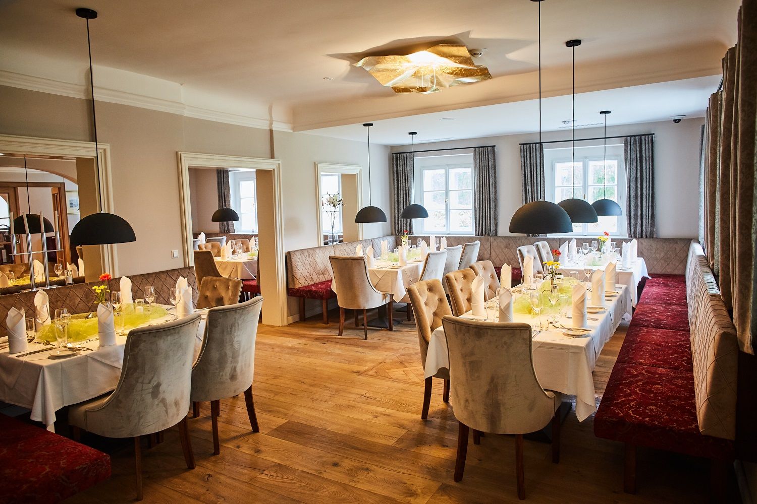 Elegantes Restaurant mit gedeckten Tischen und stilvoller Beleuchtung.