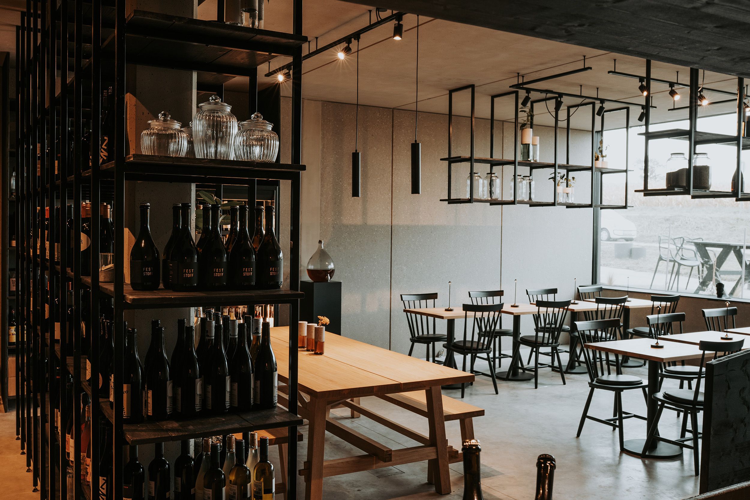 Weinregal, Tische und Sessel