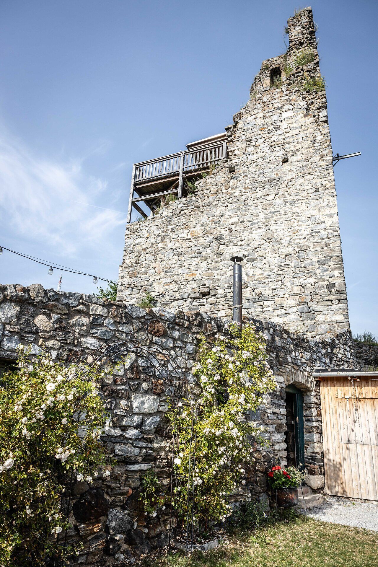 Der Eingang zur Ruine Senftenberg mit dem Turm und der Aussichtsplatform.