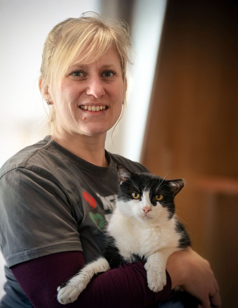 Hofleiterin Stepanie Lang mit dem tauben Kater Prinzi