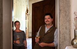 Hartmuth Rameder und Theresa Harm in der Tür stehend