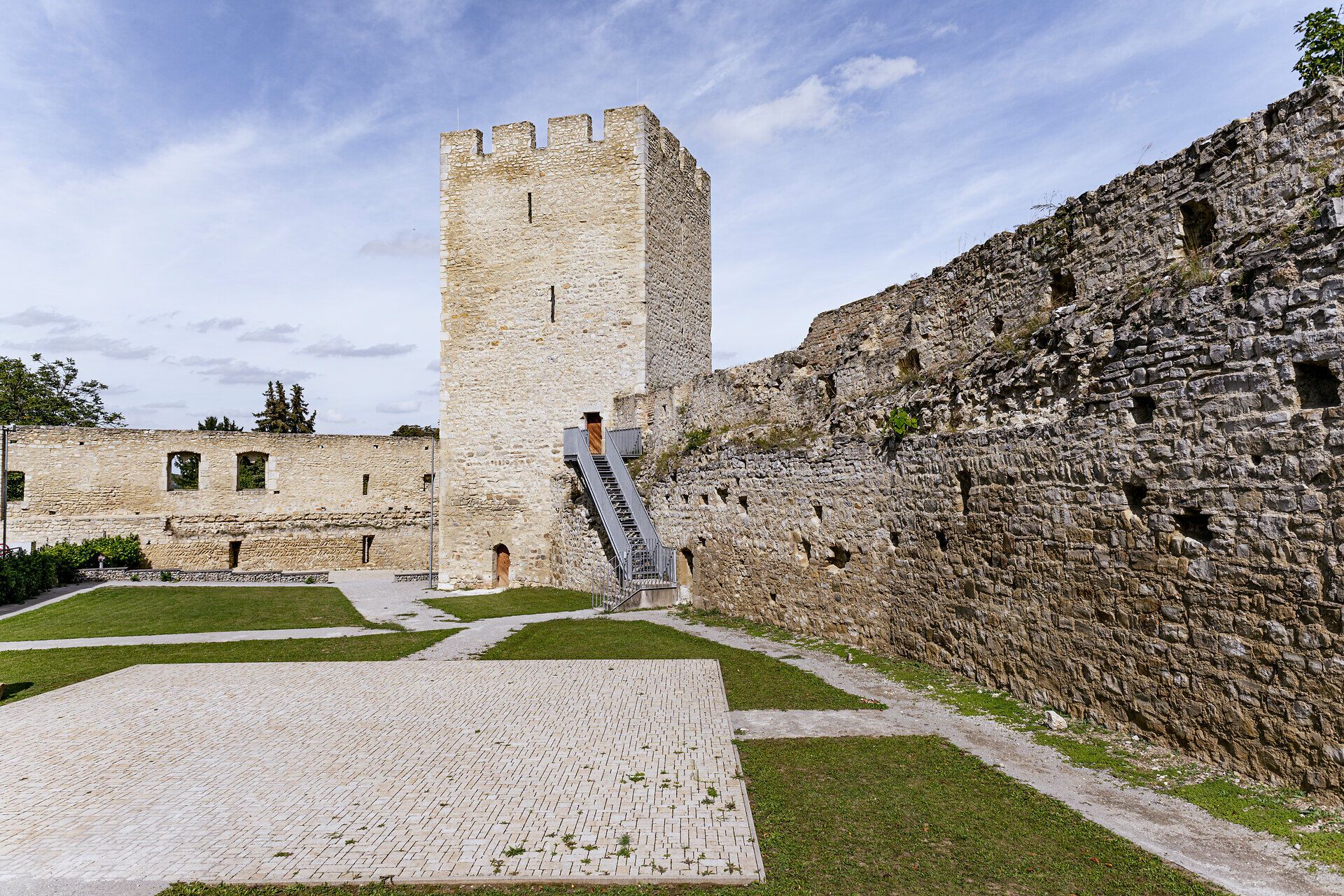 Halterturm und Stadtmauer in Hainburg an der Donau.