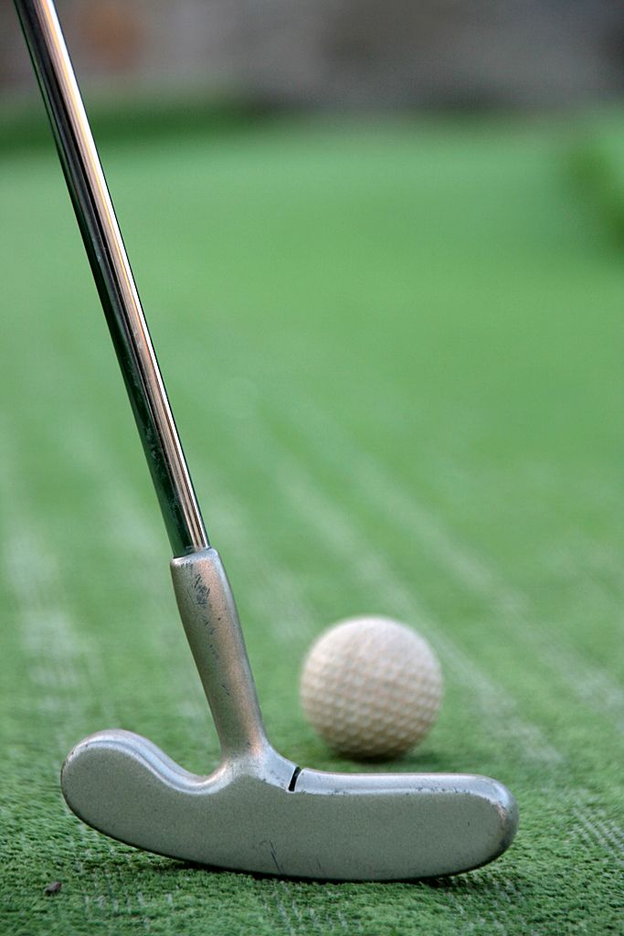 Minigolfschläger vor grünem Rasen 