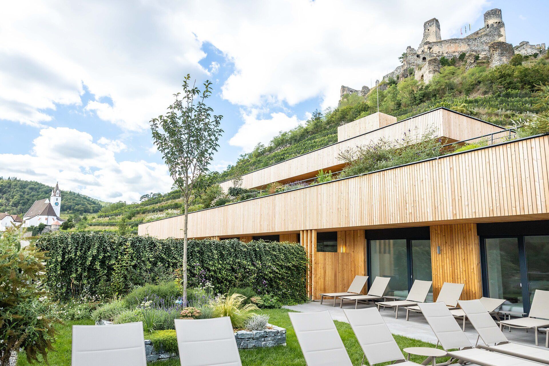 Das Weingut Nigl in Senftenberg mit der Ruine Senftenberg im Hintergrund.