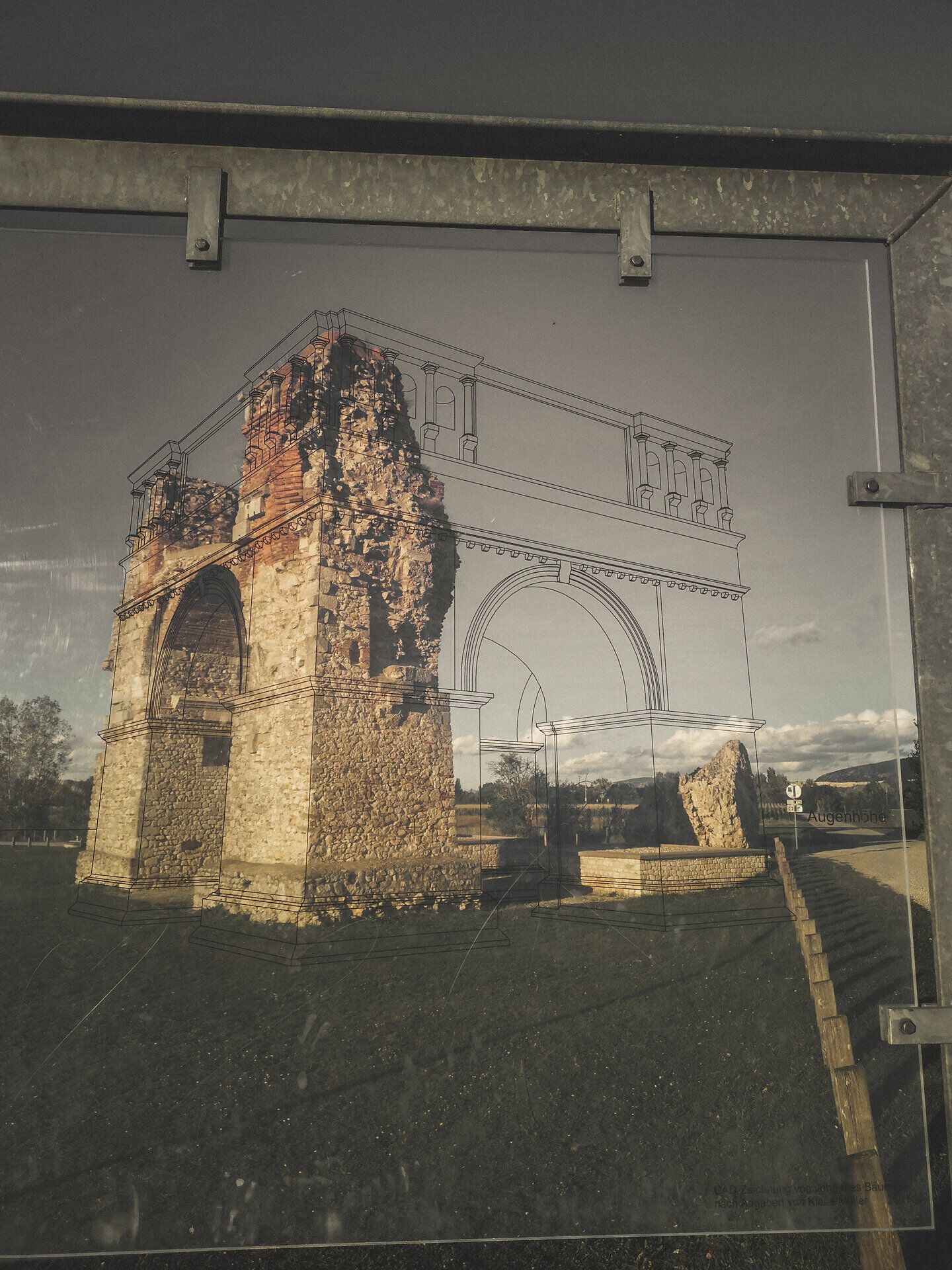 Die Ruinen des Heidentors erstrahlen im warmen Licht des Herbstabends und erzählen von vergangenen Zeiten. Umgeben von sanften Wiesen und dem sanften Rauschen der Donau, lädt dieser Ort dazu ein, die Geschichte und die Schönheit der Natur zu genießen.