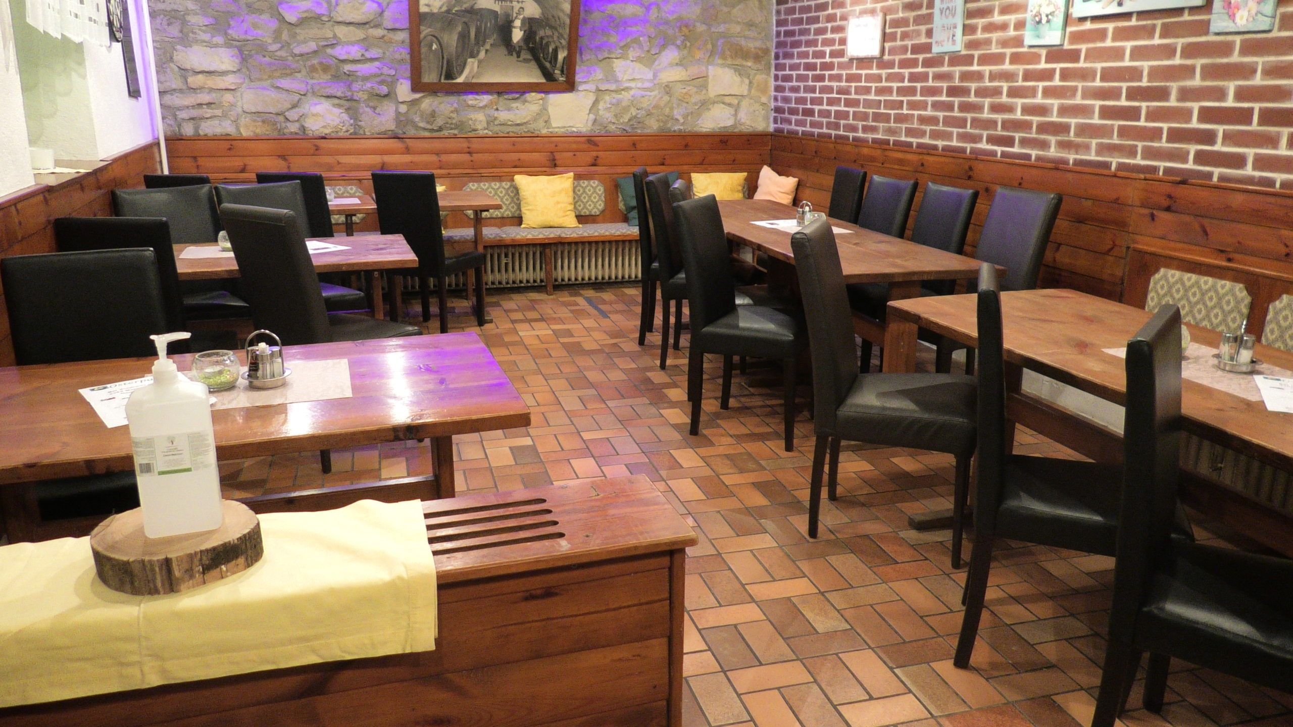 Stüberl mit Tischen im Stadtwirt Windisch, Mannersdorf/Leithagebirge