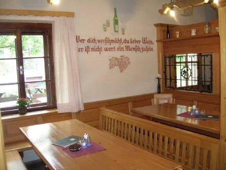 Gemütliche Weinstube mit Holzmöbeln und Wanddekoration.