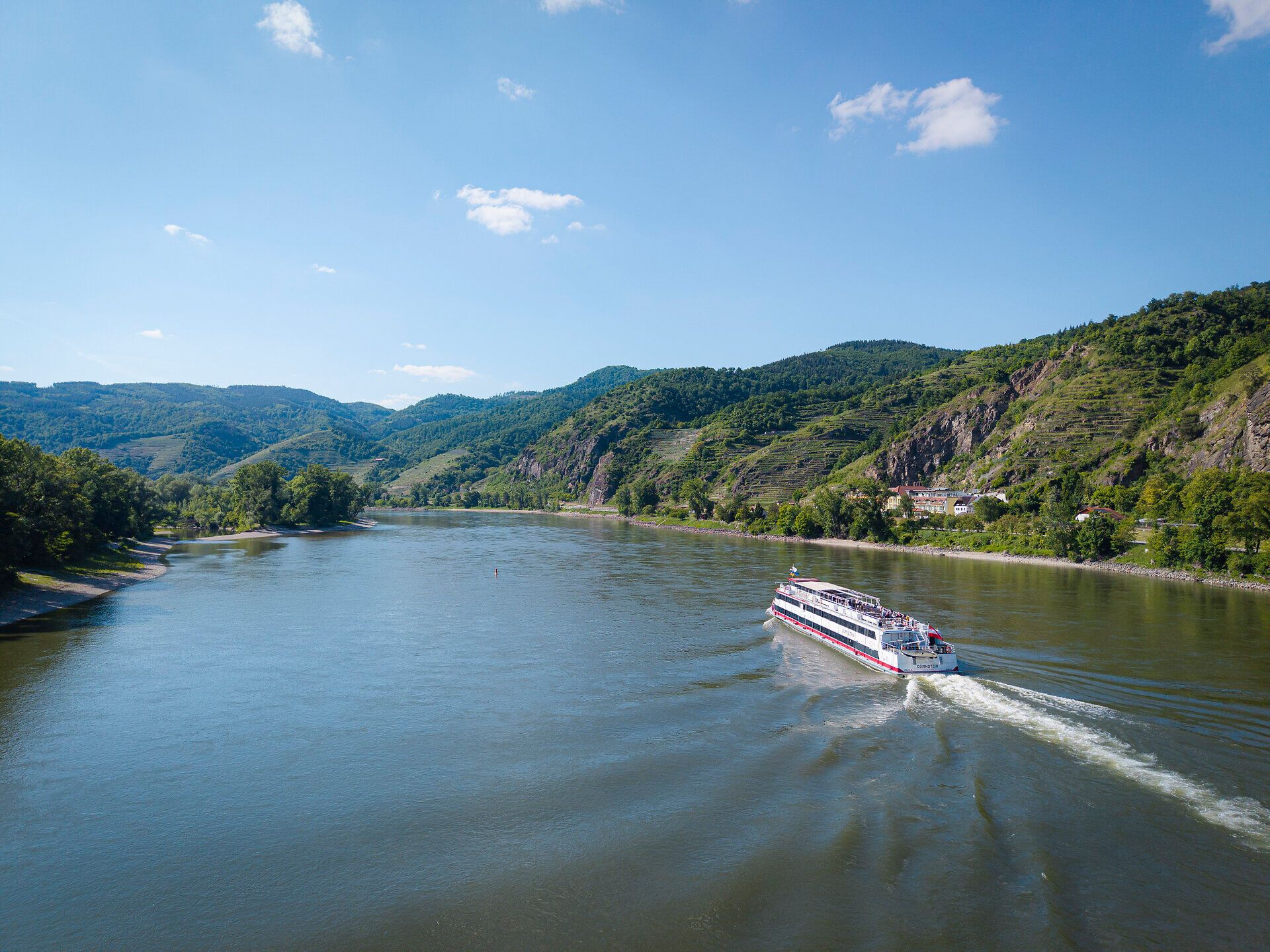 Ein Schiff fährt auf der Donau in der Wachau