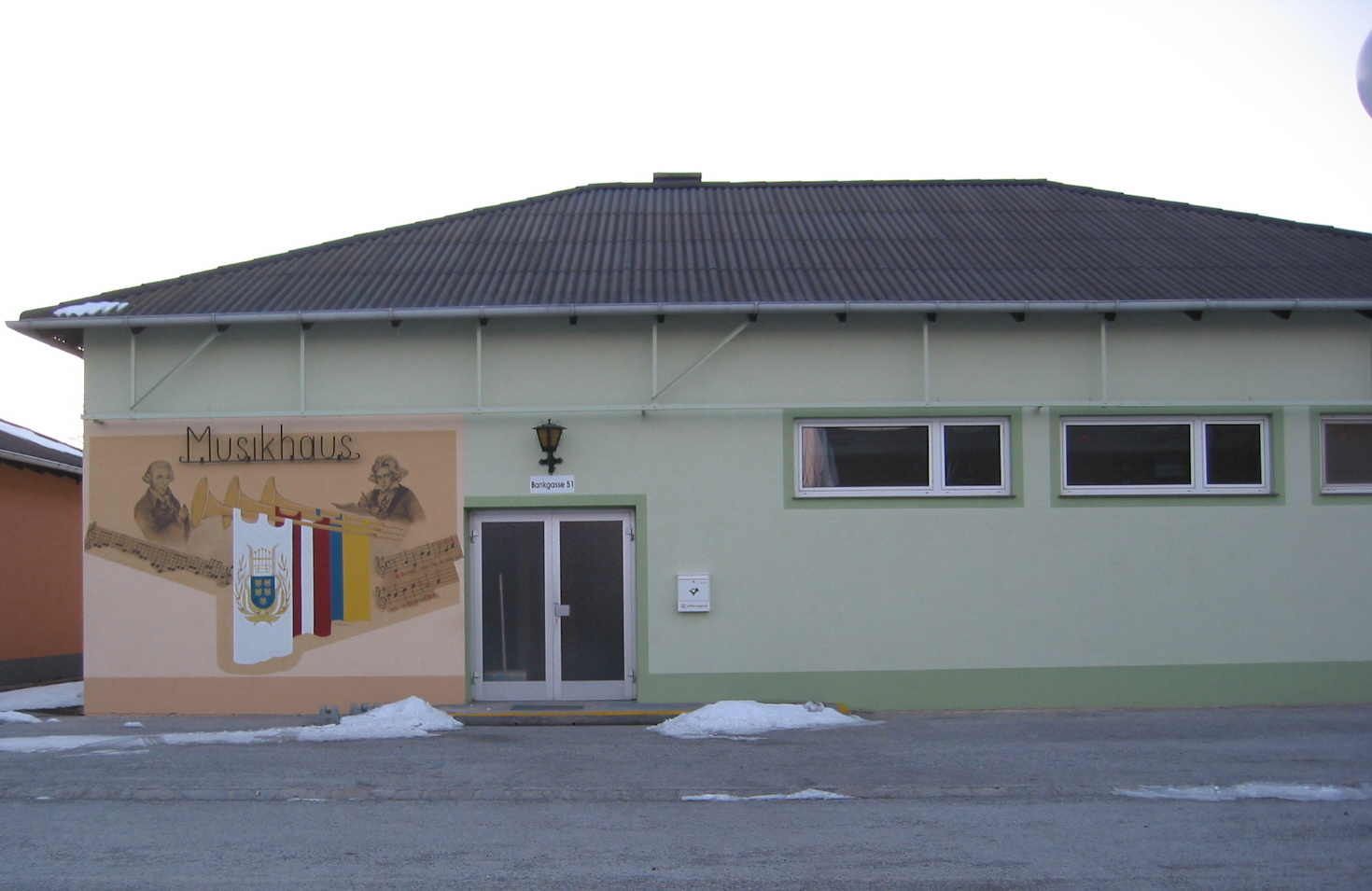 grün gelbes Haus mit Aufschrift Musikhaus