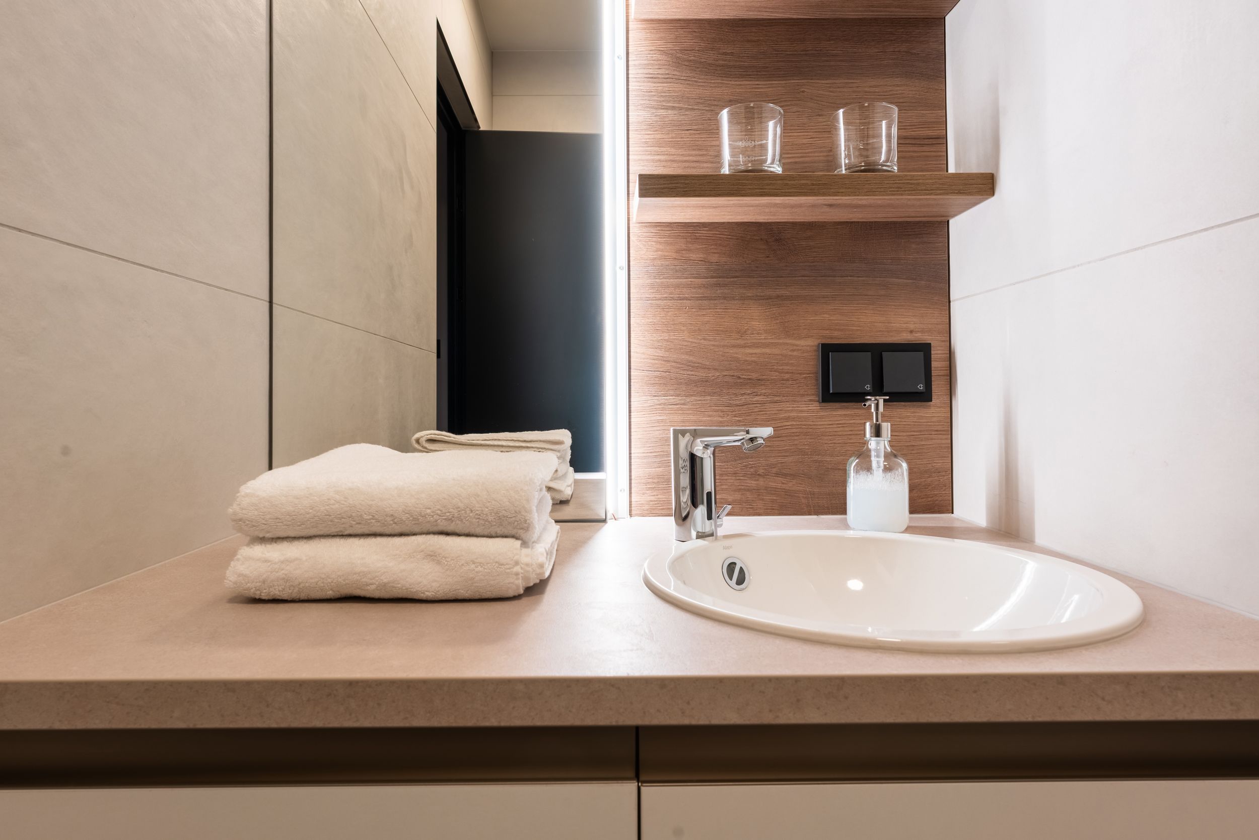 Badezimmerspiegel und Waschbecken