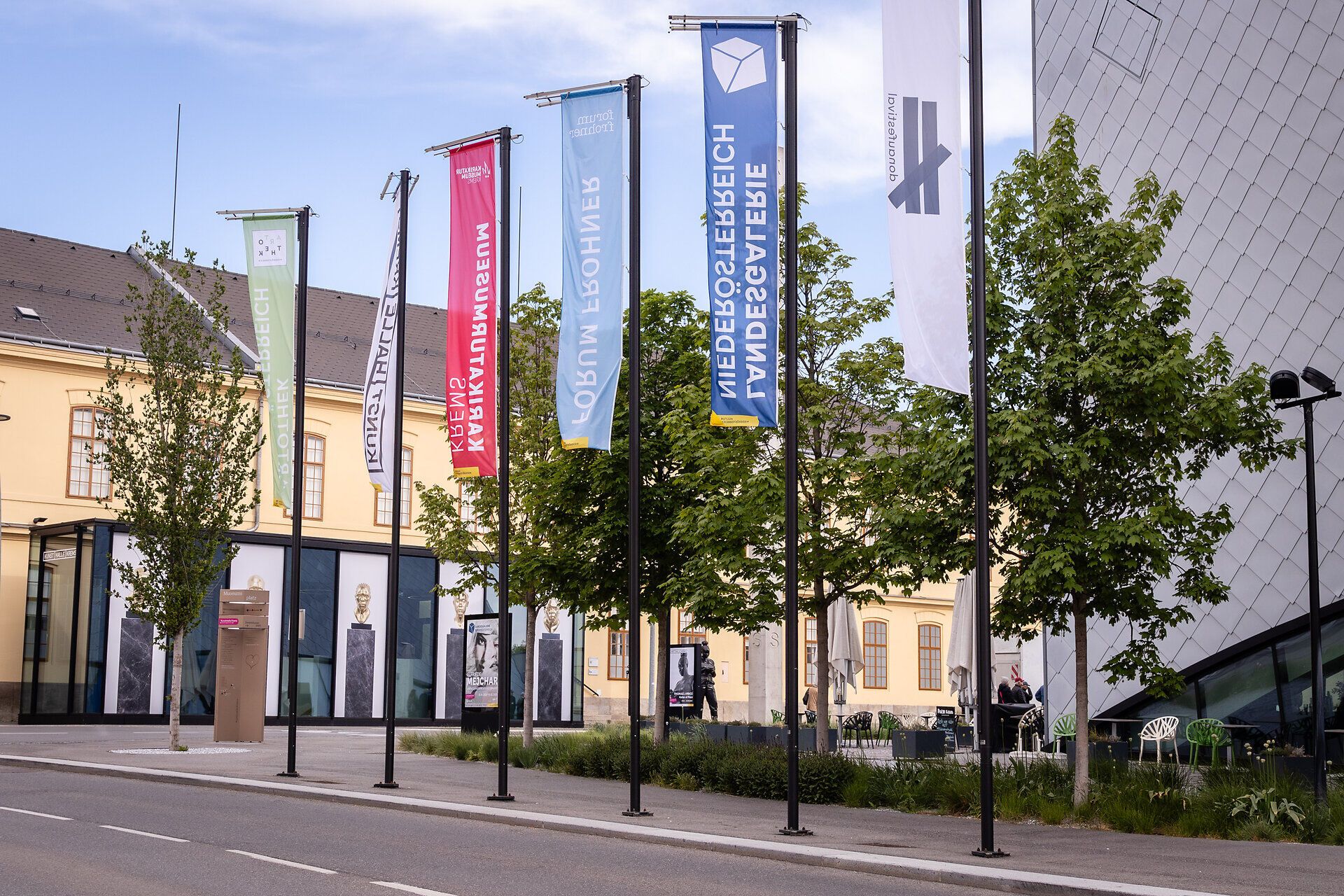 Verschiedene Fahnen vor der Landesgalerie in Krems