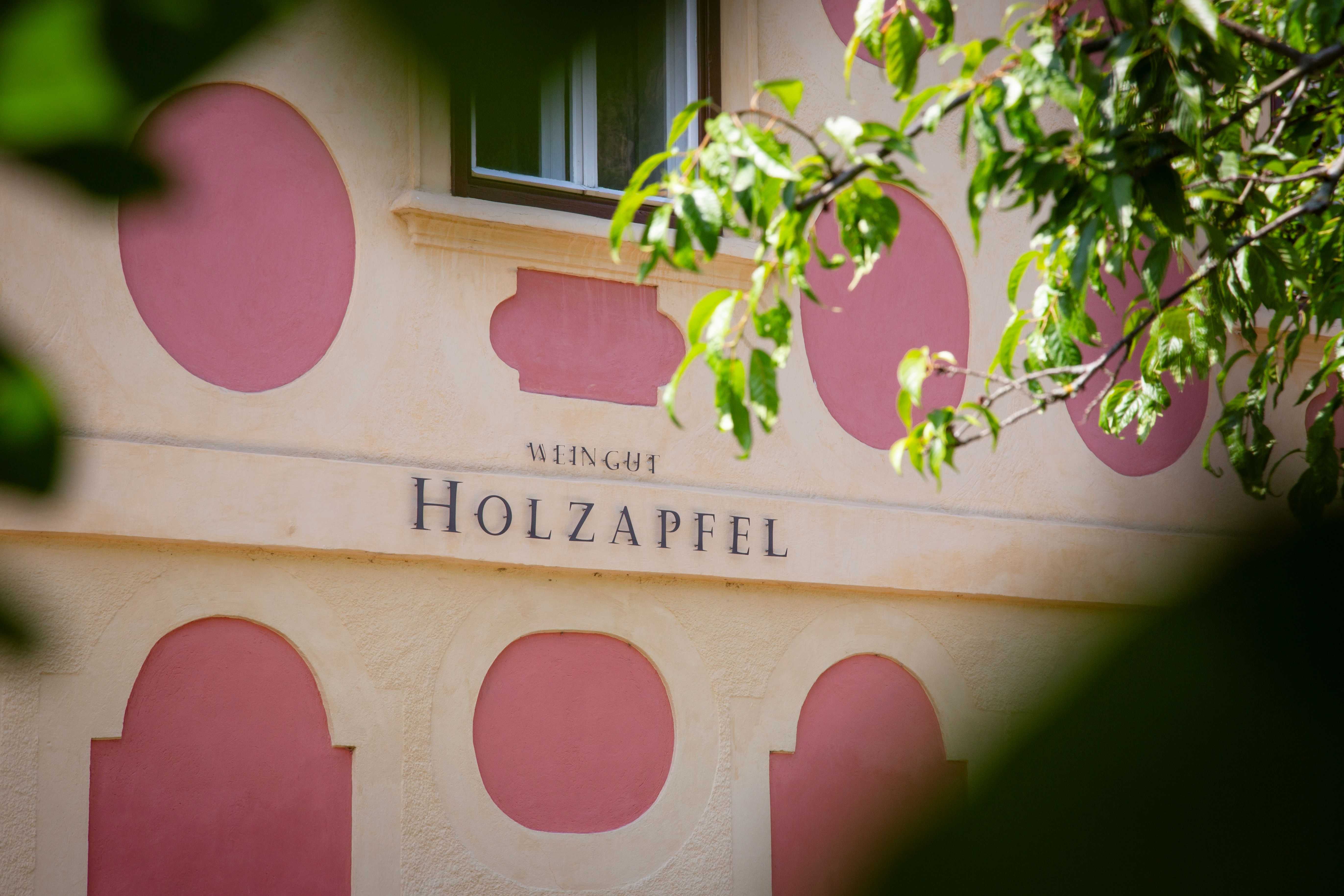 Fassade mit Schriftzug Holzapfel