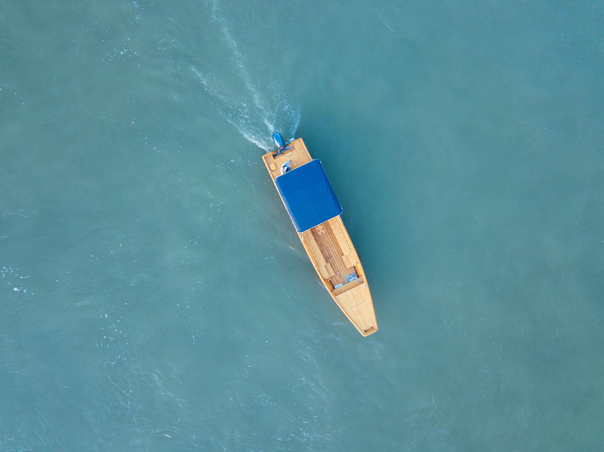 Eine sanfte Bootstour auf der Donau eröffnet atemberaubende Ausblicke auf die malerische Landschaft der Wachau. Das glitzernde Wasser spiegelt die sanften Hügel und die üppigen Weinberge wider, während die frische Brise die Sinne belebt. Hier wird der Sommer in seiner schönsten Form erlebbar.