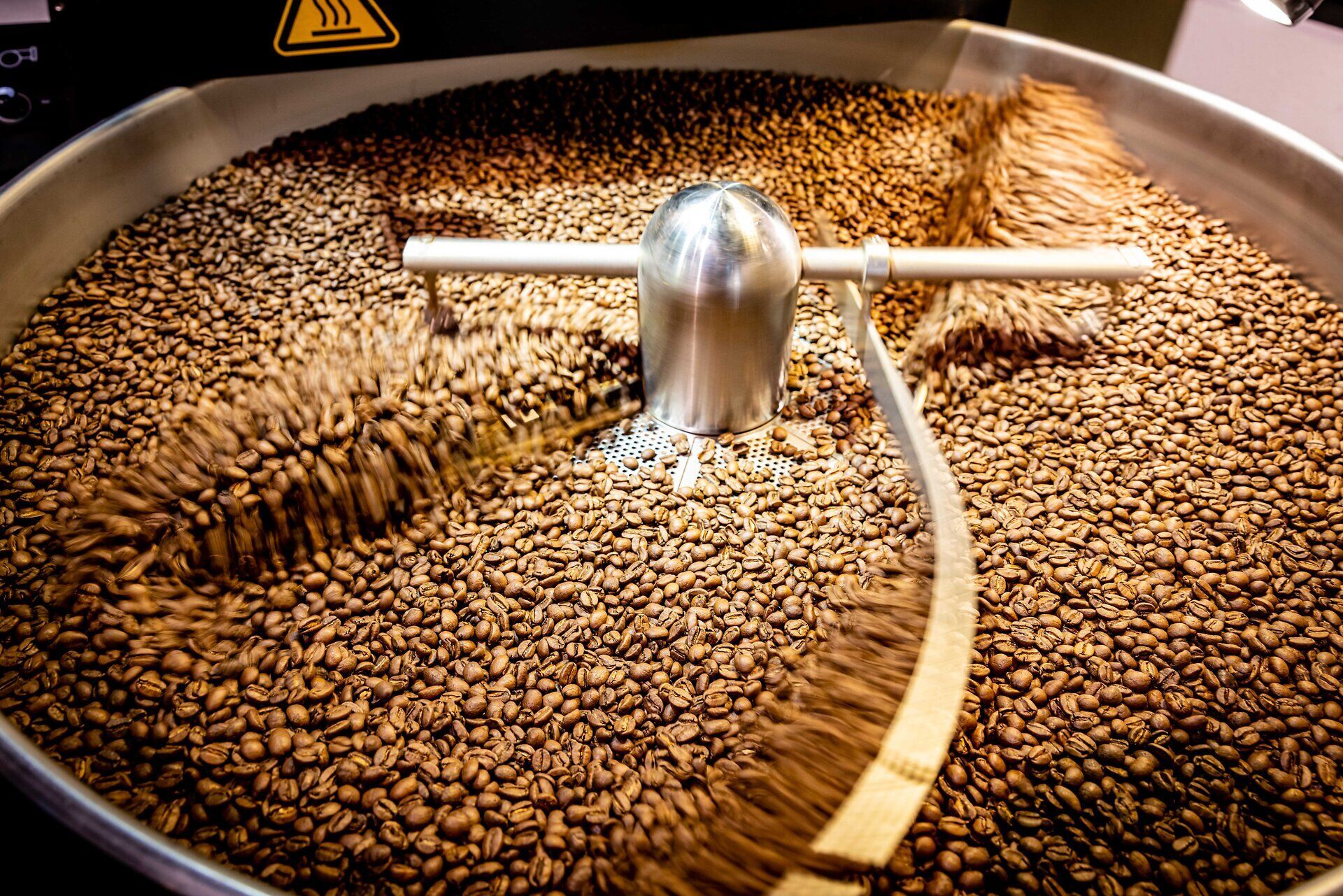 In der warmen Atmosphäre des Kaffee Campus-Krems entfaltet sich der verführerische Duft frisch gerösteter Kaffeebohnen. Die goldbraunen Bohnen tanzen sanft in der Röstmaschine und versprechen ein unvergleichliches Geschmackserlebnis. Hier wird die Leidenschaft für Kaffee lebendig und lädt dazu ein, die Kunst des Kaffeegenusses zu entdecken.