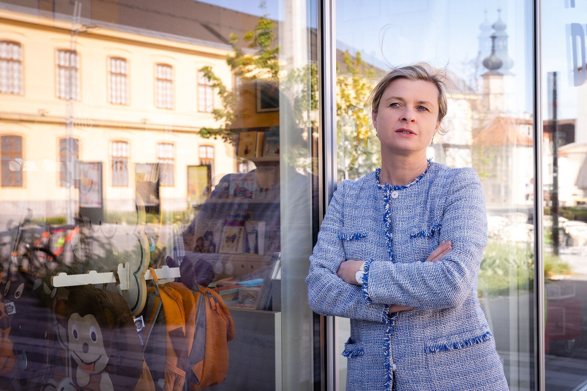 Julia Flunger-Schulz lehnt an einer Glasscheibe.