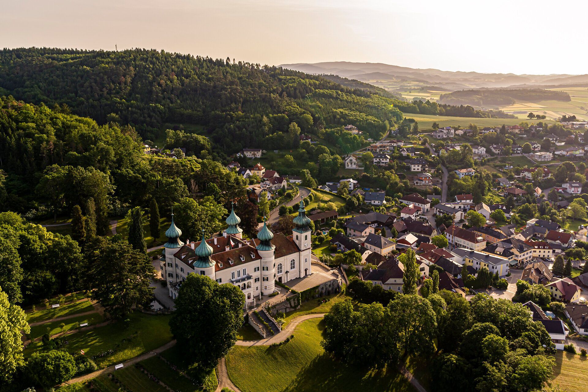 Umgeben von üppigem Grün und sanften Hügeln strahlt das Schloss Artstetten im warmen Licht des Sommertages eine einladende Ruhe aus. Die historischen Mauern erzählen Geschichten vergangener Zeiten und laden dazu ein, die Schönheit der Natur und die faszinierende Architektur zu genießen.