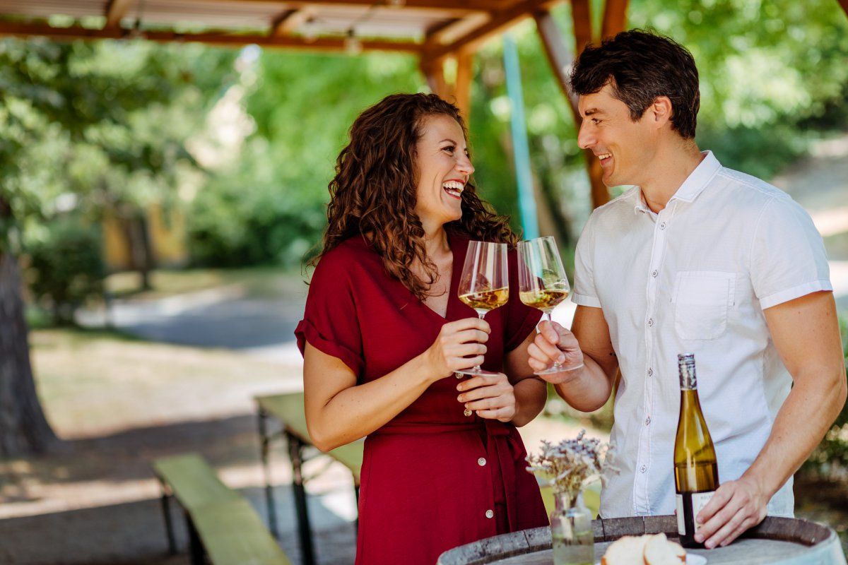 Pärchen in der Kellergasse prostet sich zu