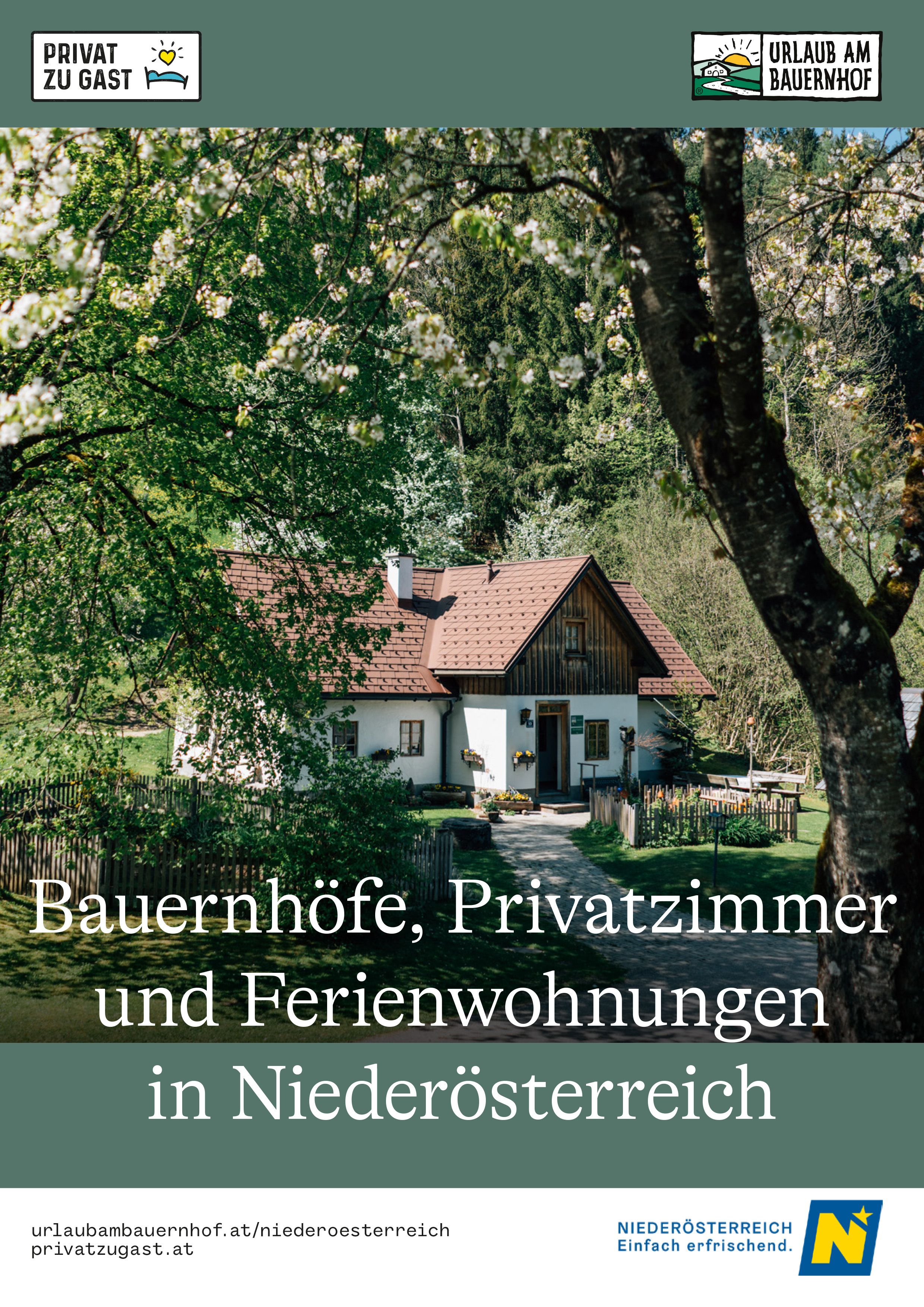 En älteres aber schön hergerichtetes Bauernhaus von außen mit einem schönen grünen Garten.