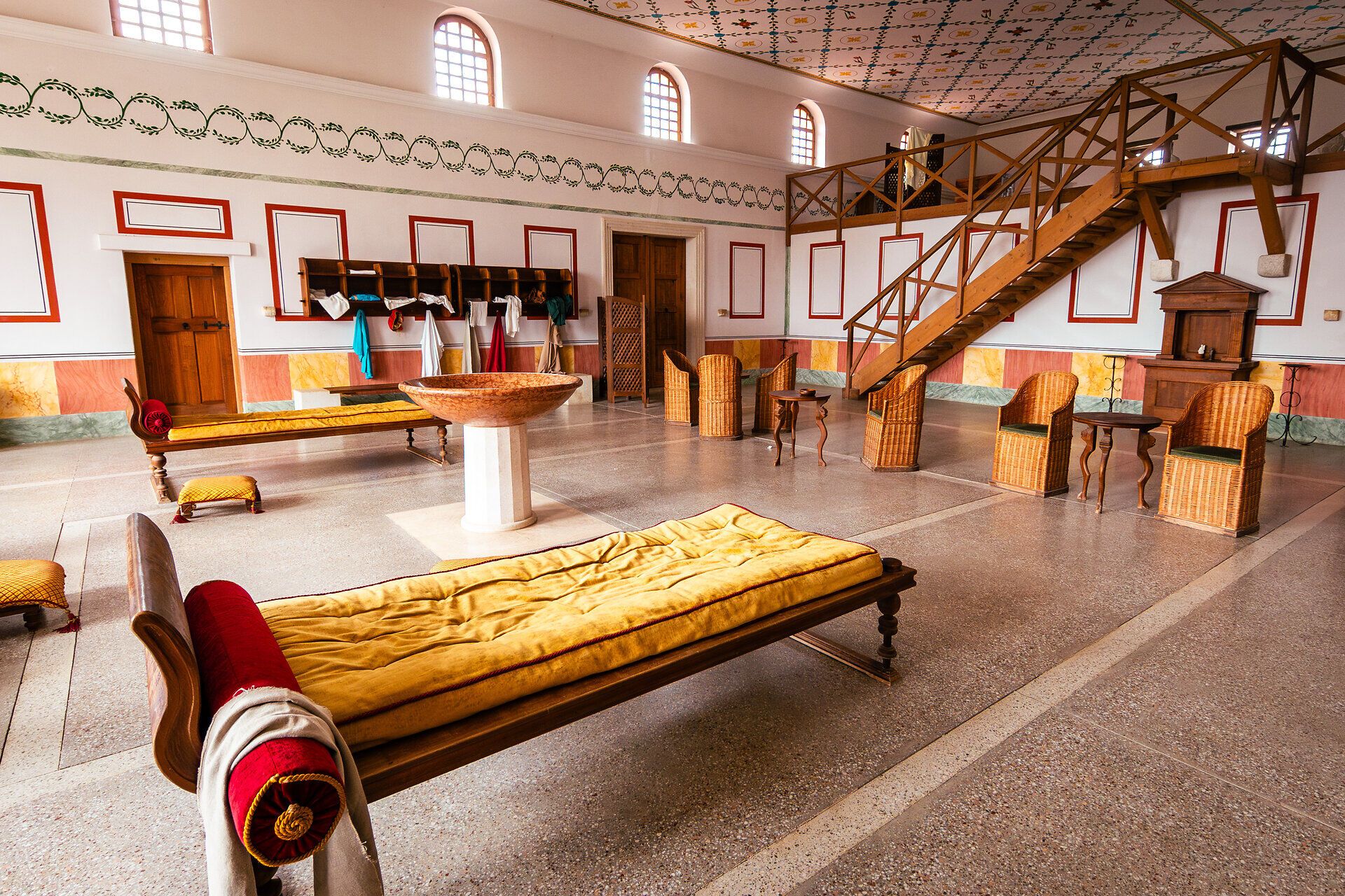 Römisches Haus mit Betten und Sesseln. 