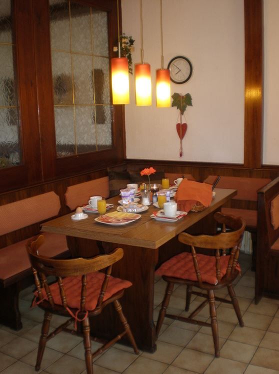 Gedeckter Frühstückstisch mit Stühlen