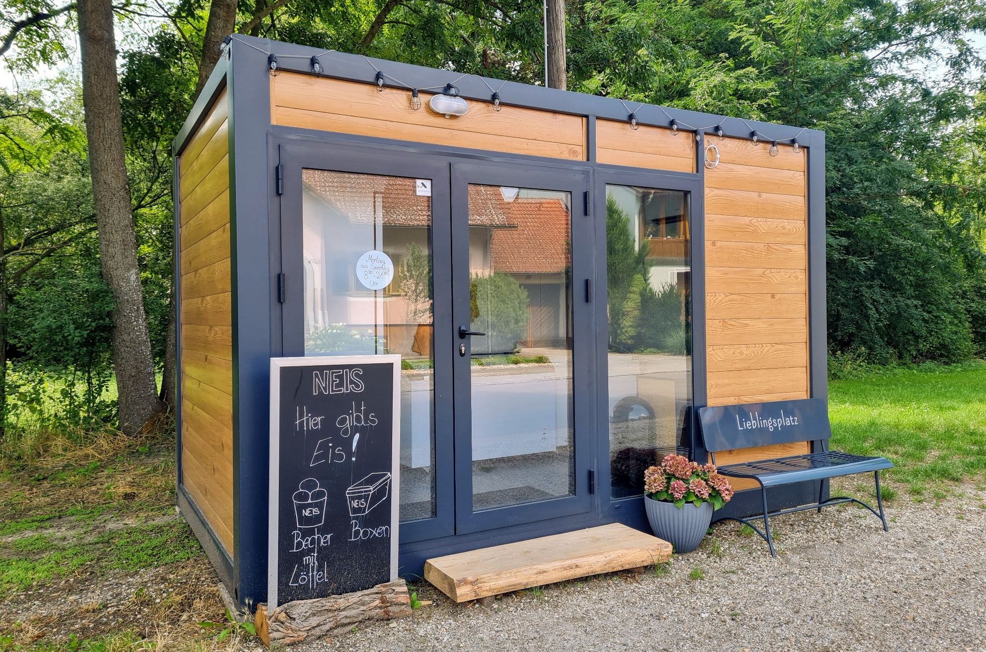 Außenansicht des Hofladens, mit moderner Fassade in ruhiger Umgebung.