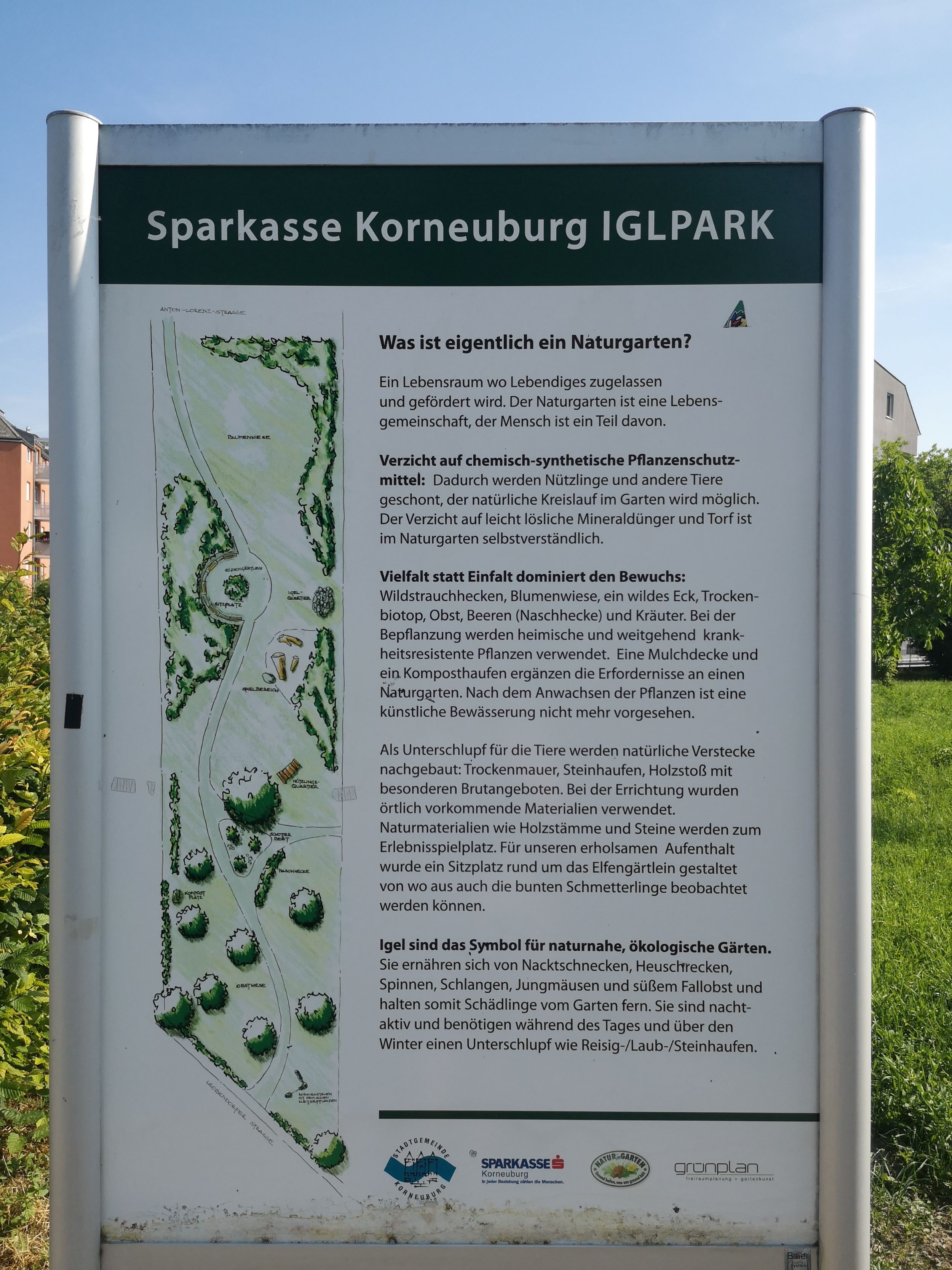 Informationsschild des Sparkasse Korneuburg IGLPARK mit Text über Naturgärten und einer Karte des Parks.