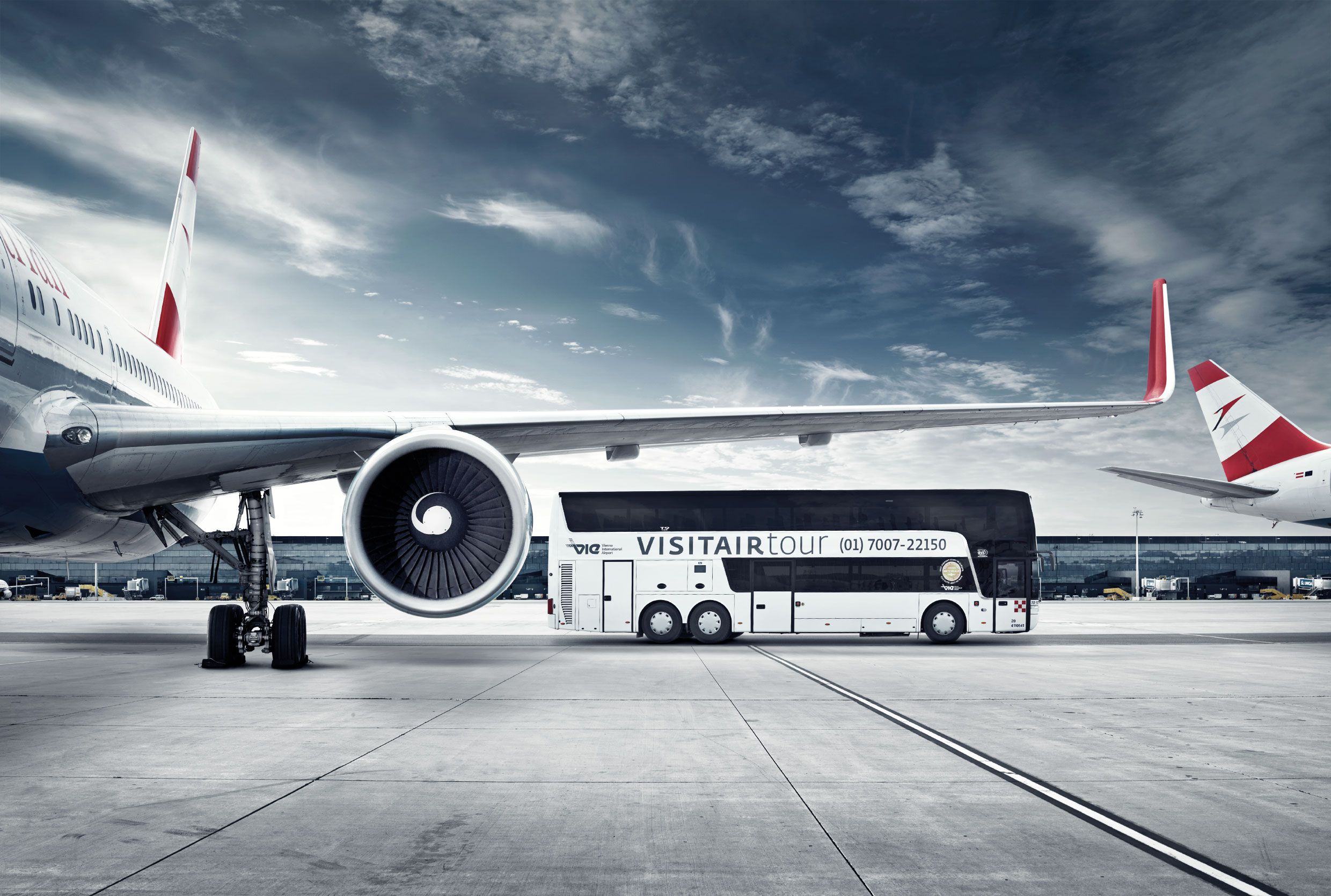 Autobus der Besucherwelt Flughafen und ein Tragflügel eines Flugzeuges