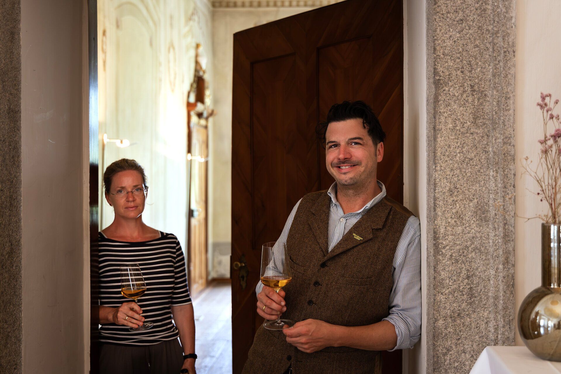 Hartmuth Rameder und Theresa Harm in der Tür stehend