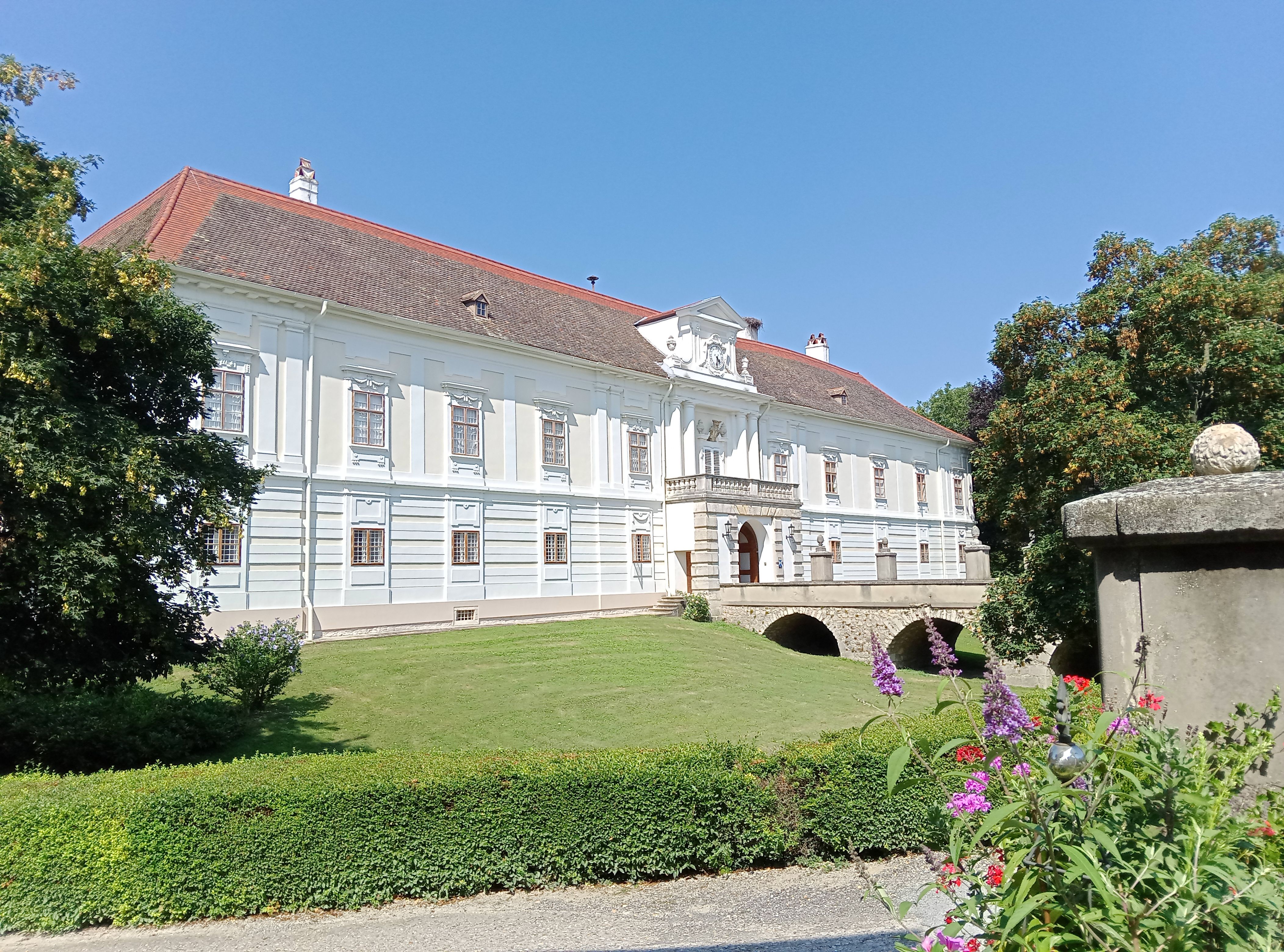 Pohled zvenčí na hrad Rohrau 
