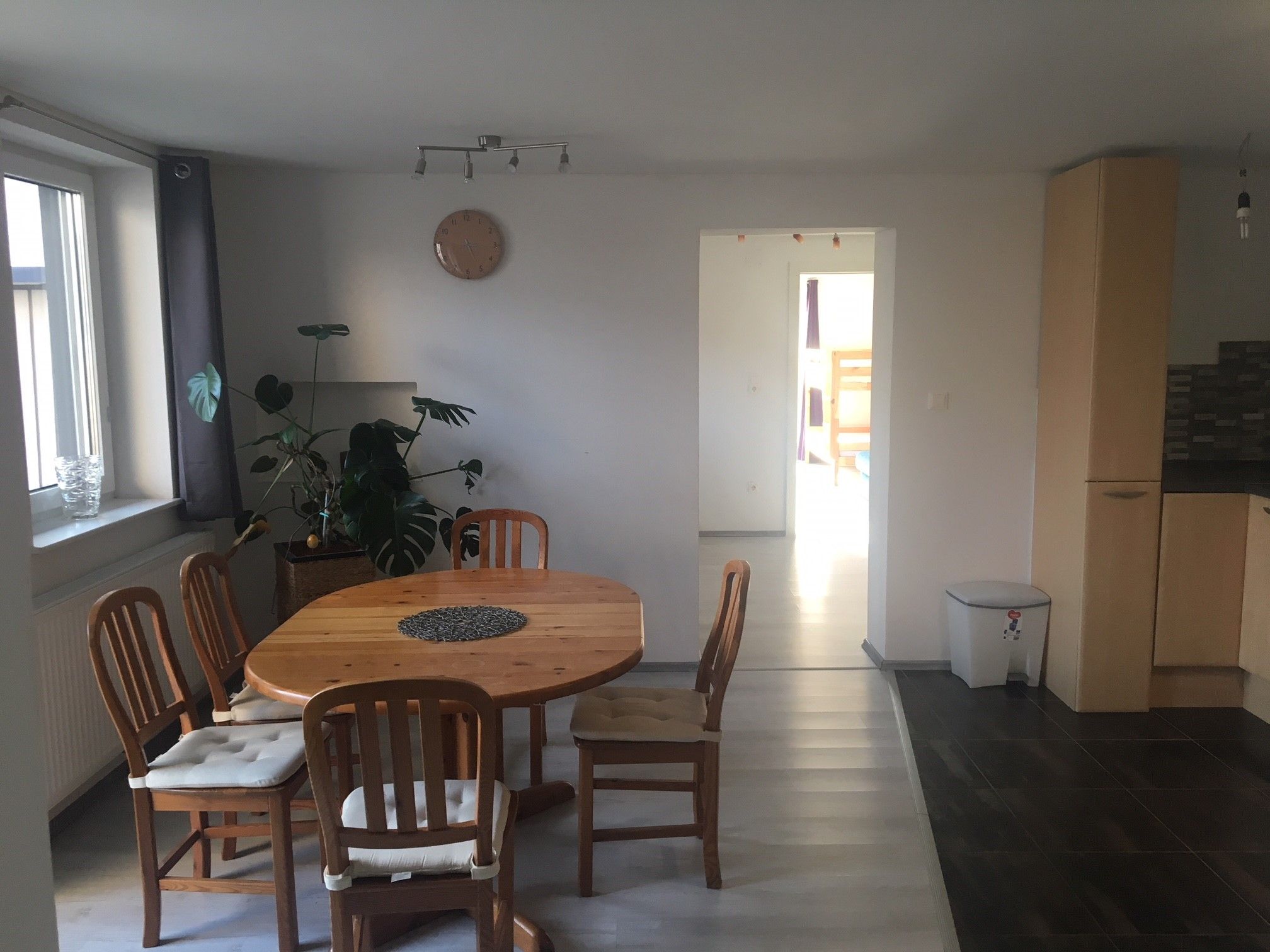 Wohnzimmer mit Esstisch und 6 Stühlen 