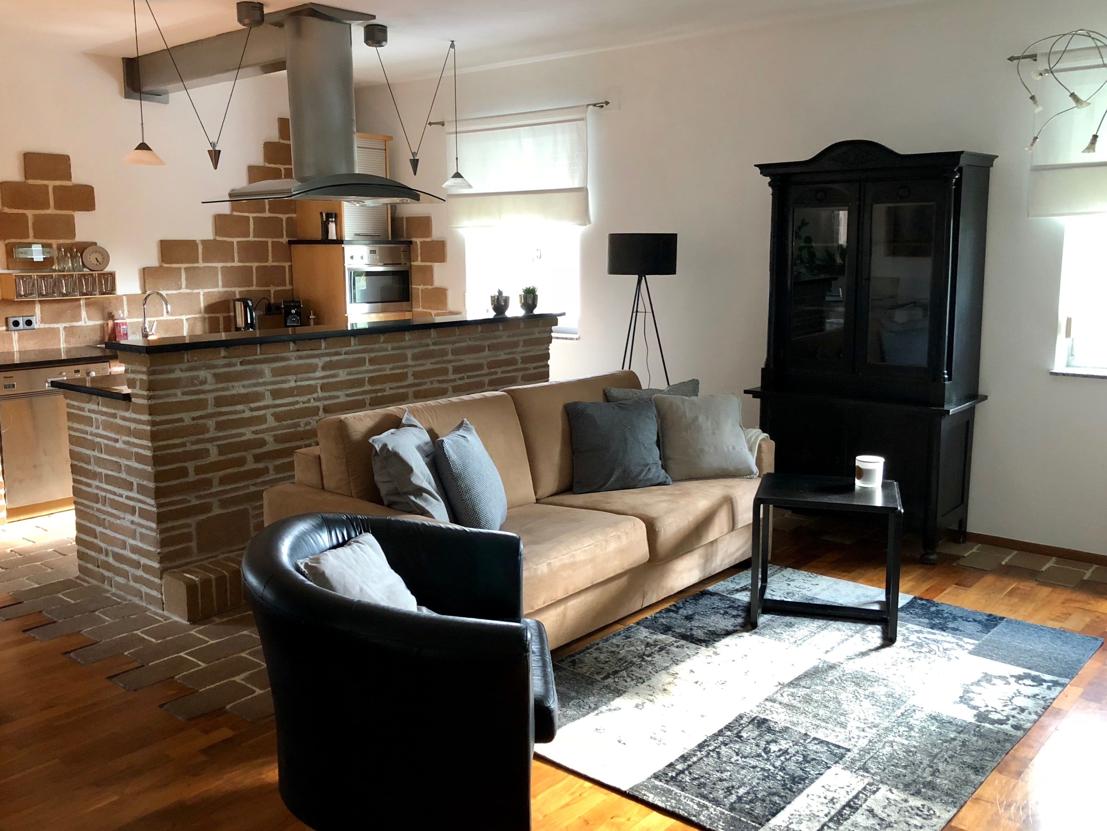 Heller, minimalistischer Wohnraum mit schlichter Einrichtung