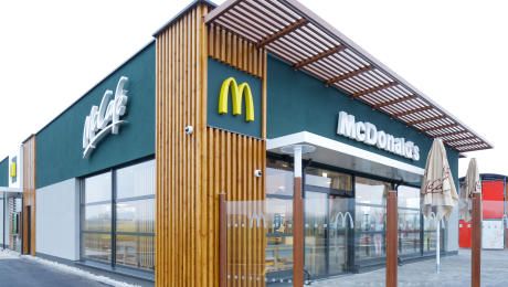Außenansicht eines modernen McDonald's Restaurants mit McCafé-Logo.