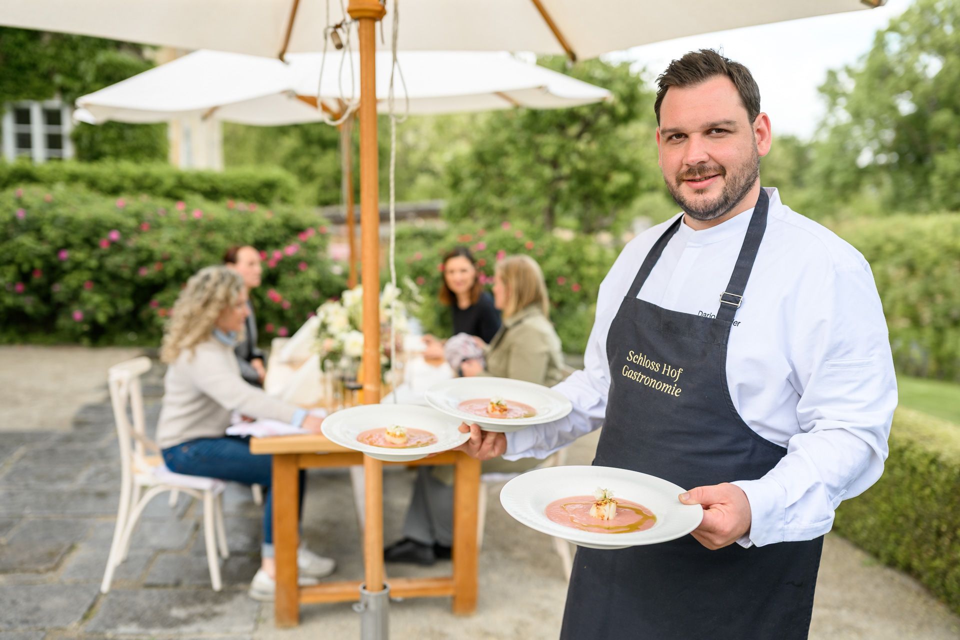 Küchenchef serviert Speisen