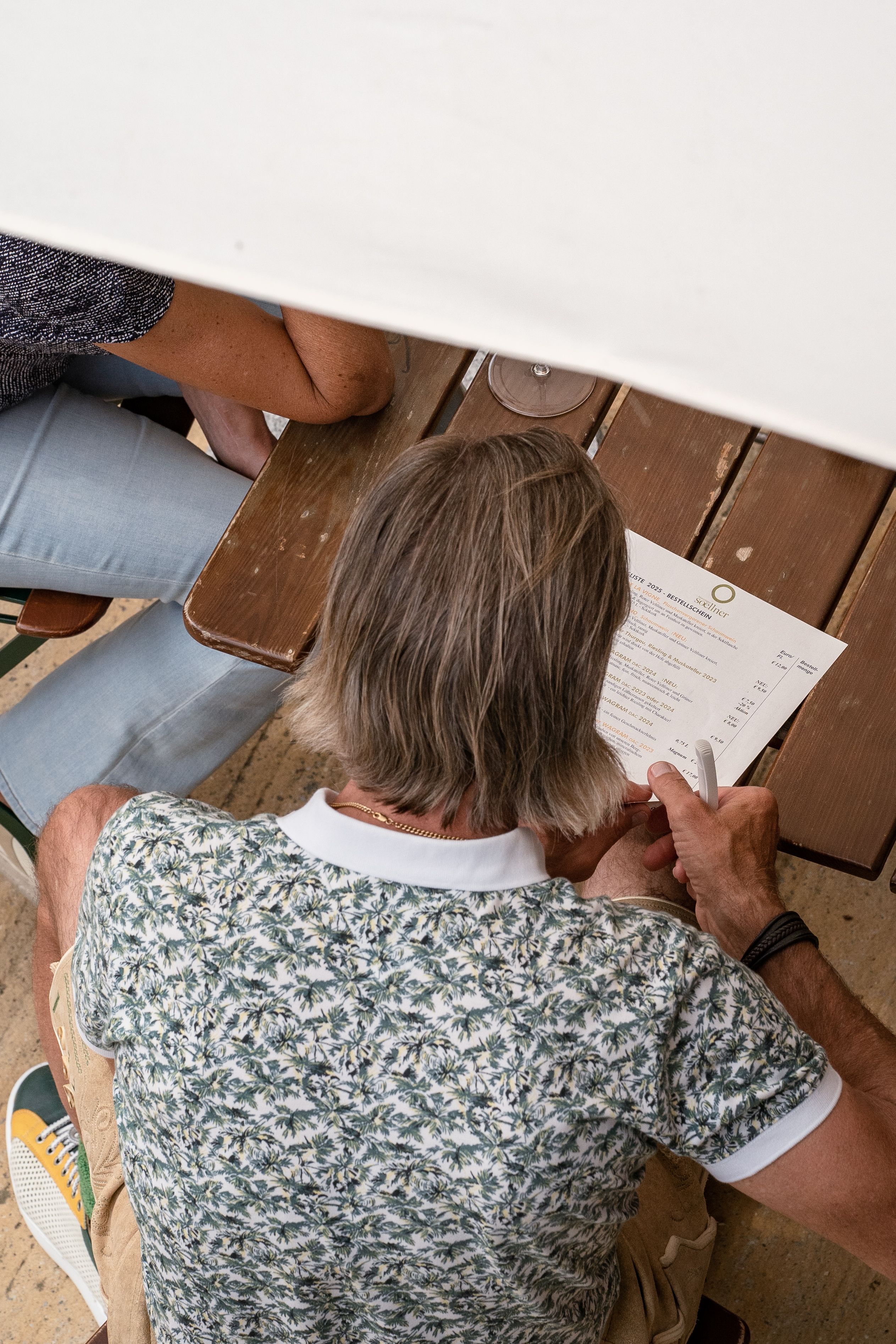 Mann schaut sich die Preisliste an