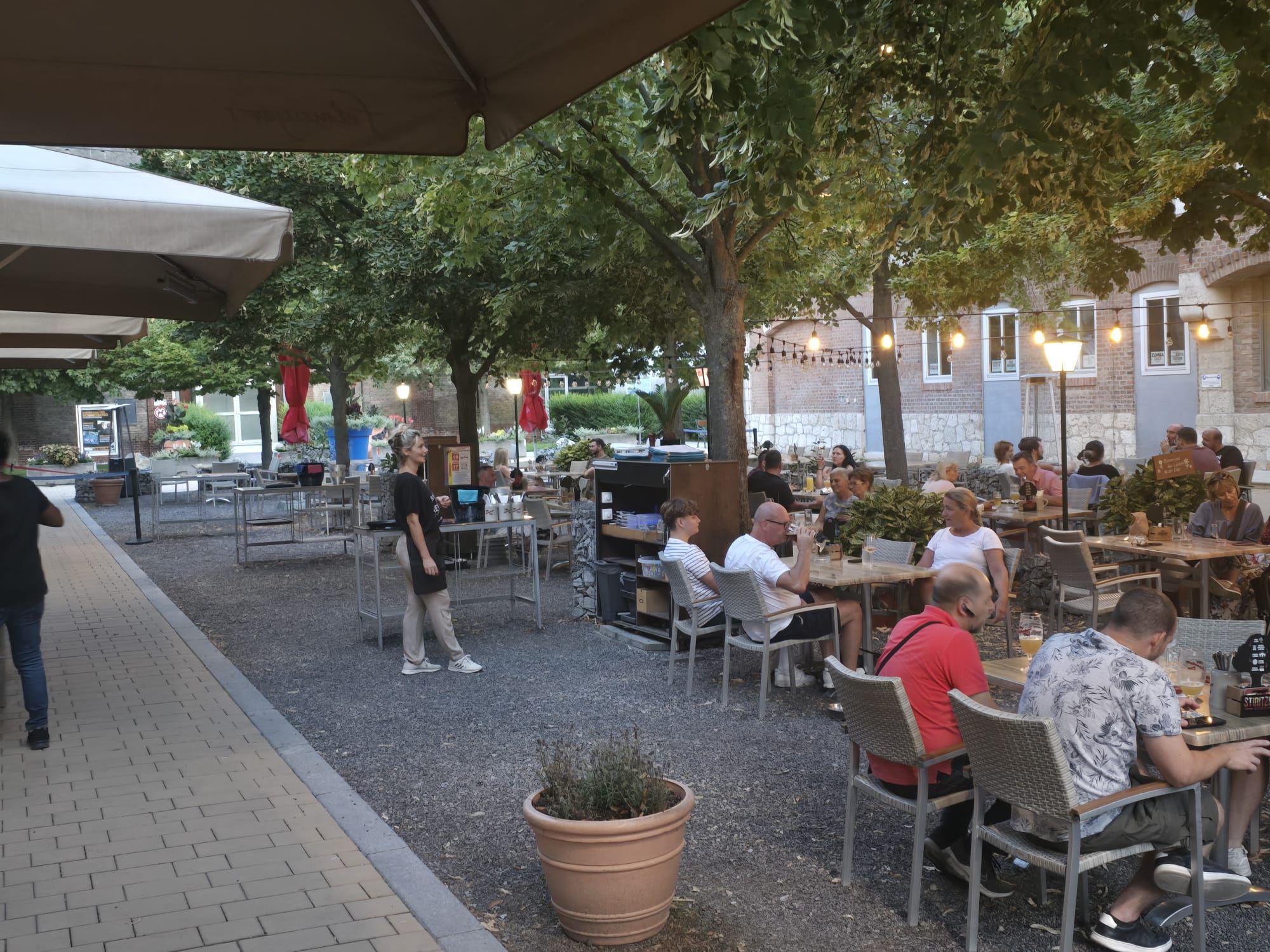 Felmayers Gastwirtschaft Schwechat, Gastgarten mit Personen