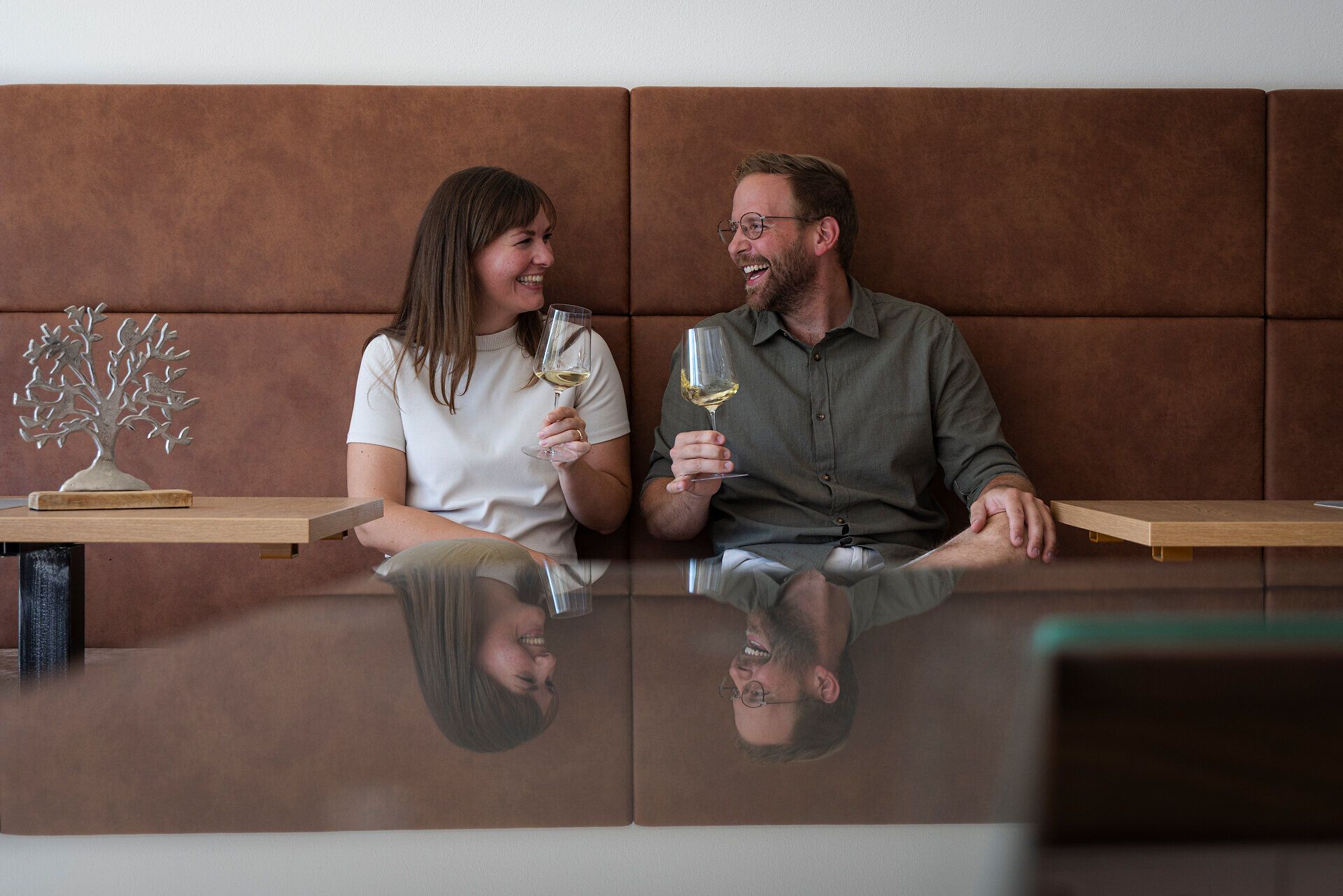 Marie-Theres Essl und Niko Rehrl-Fischer stoßen mit einem Glas Wein an