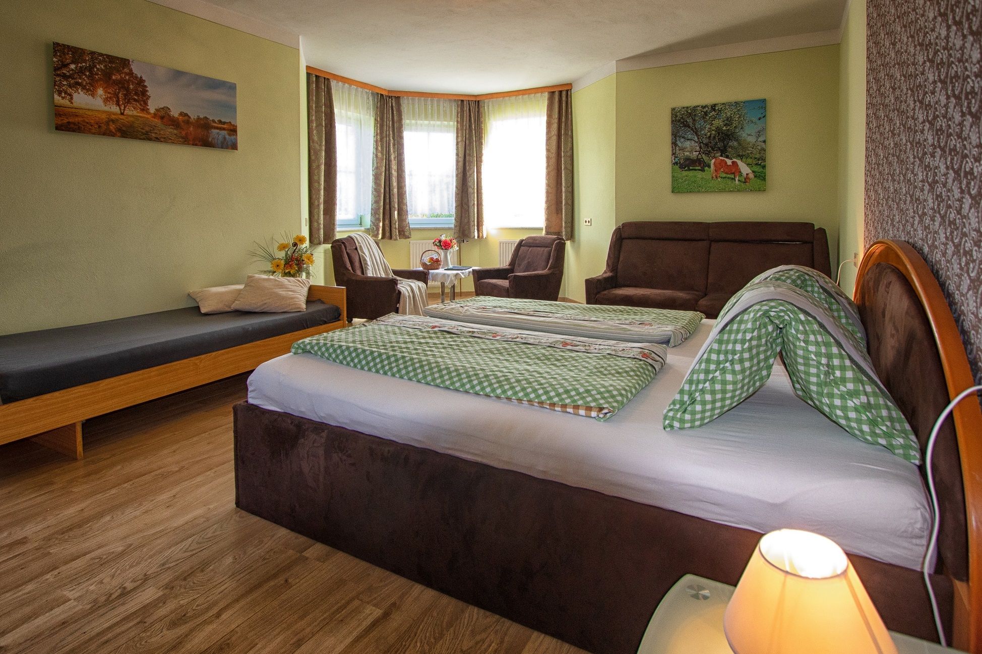 Zimmer mit Doppelbett und Sofa