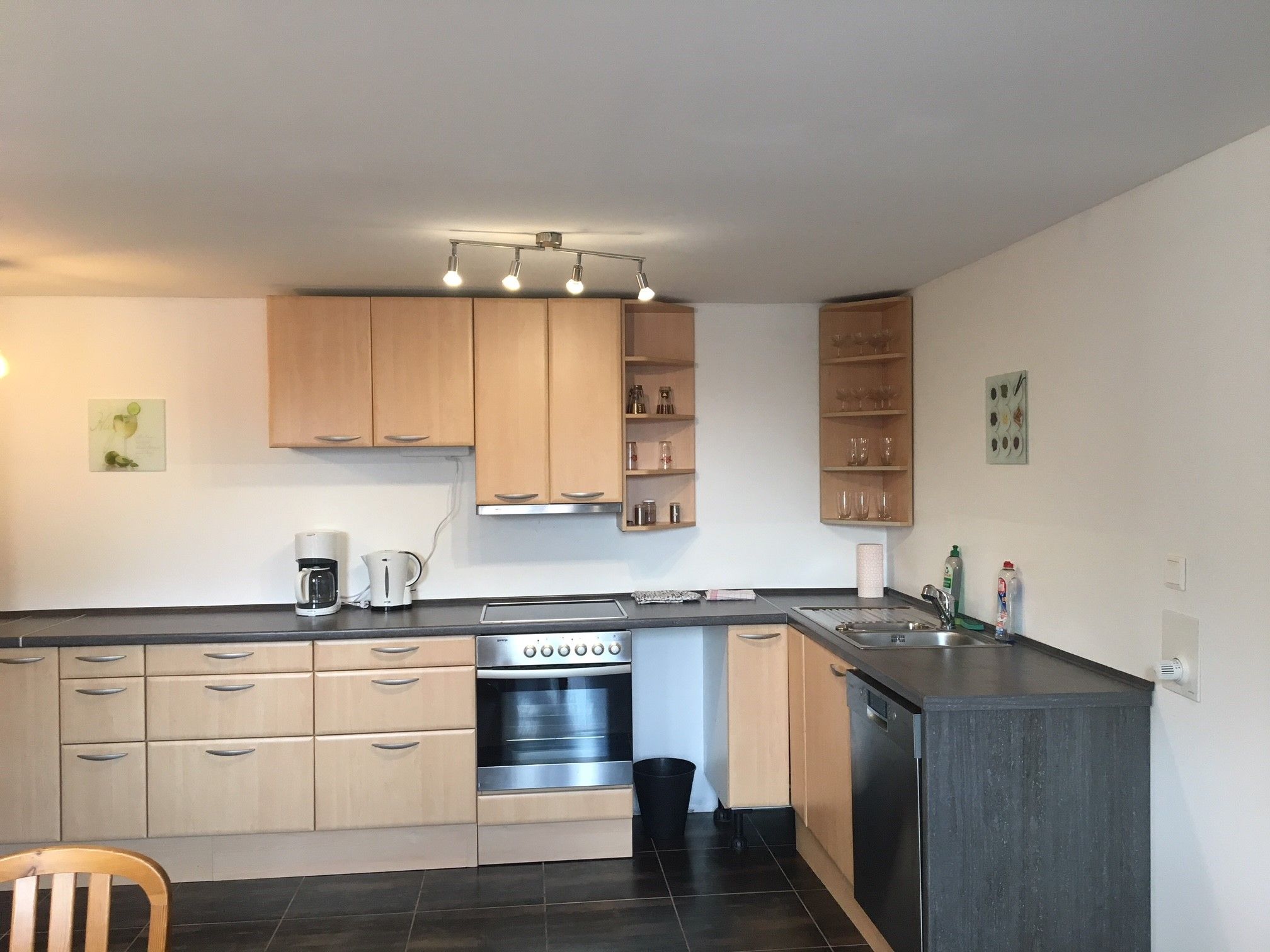 Küchenzeile mit Elektrogeräten 