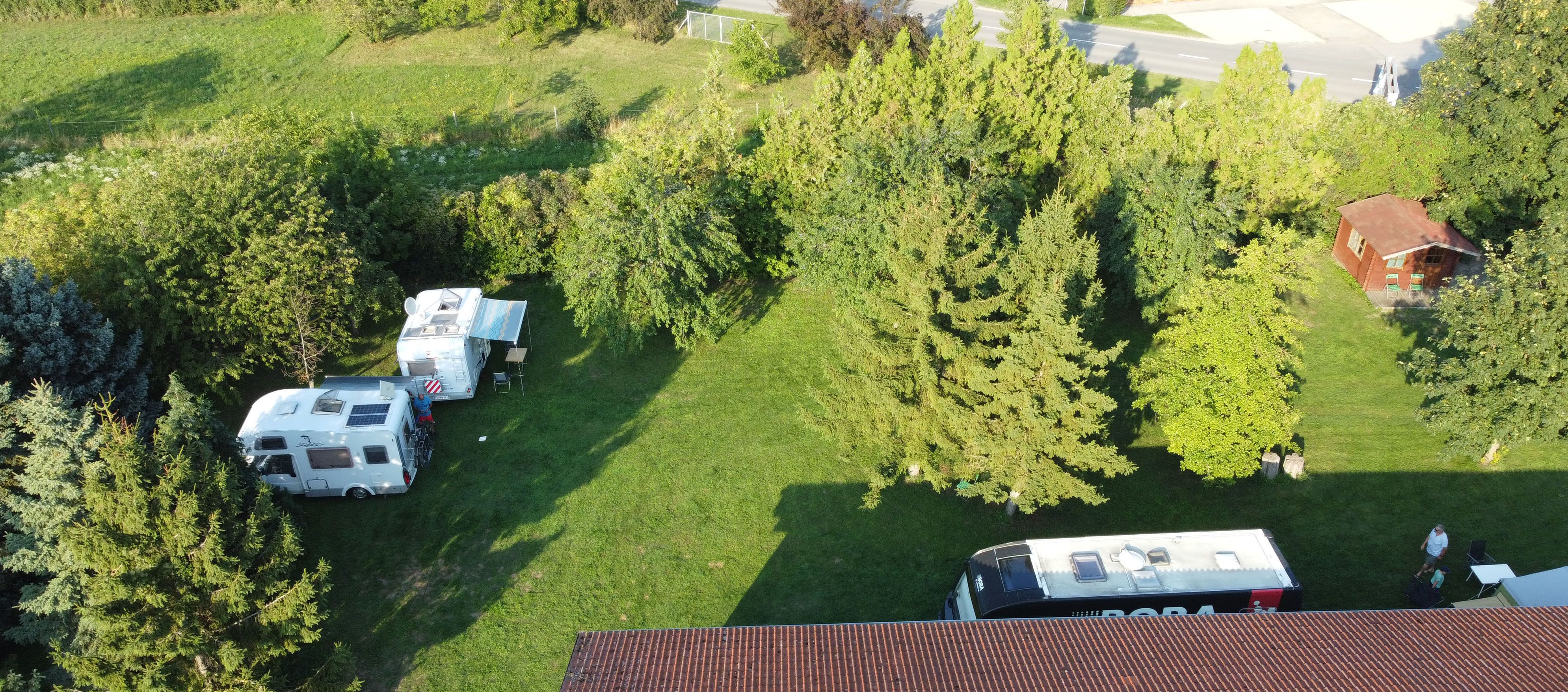 Wohnmobile auf einer grünen Wiese. Camping Petronell-Carnuntum