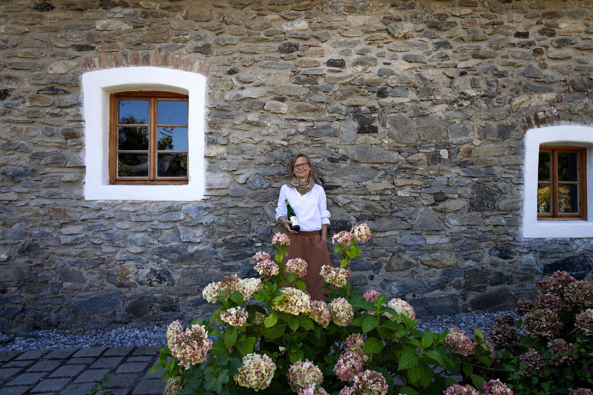 Monika Pölzer lehnt an der Hauswand