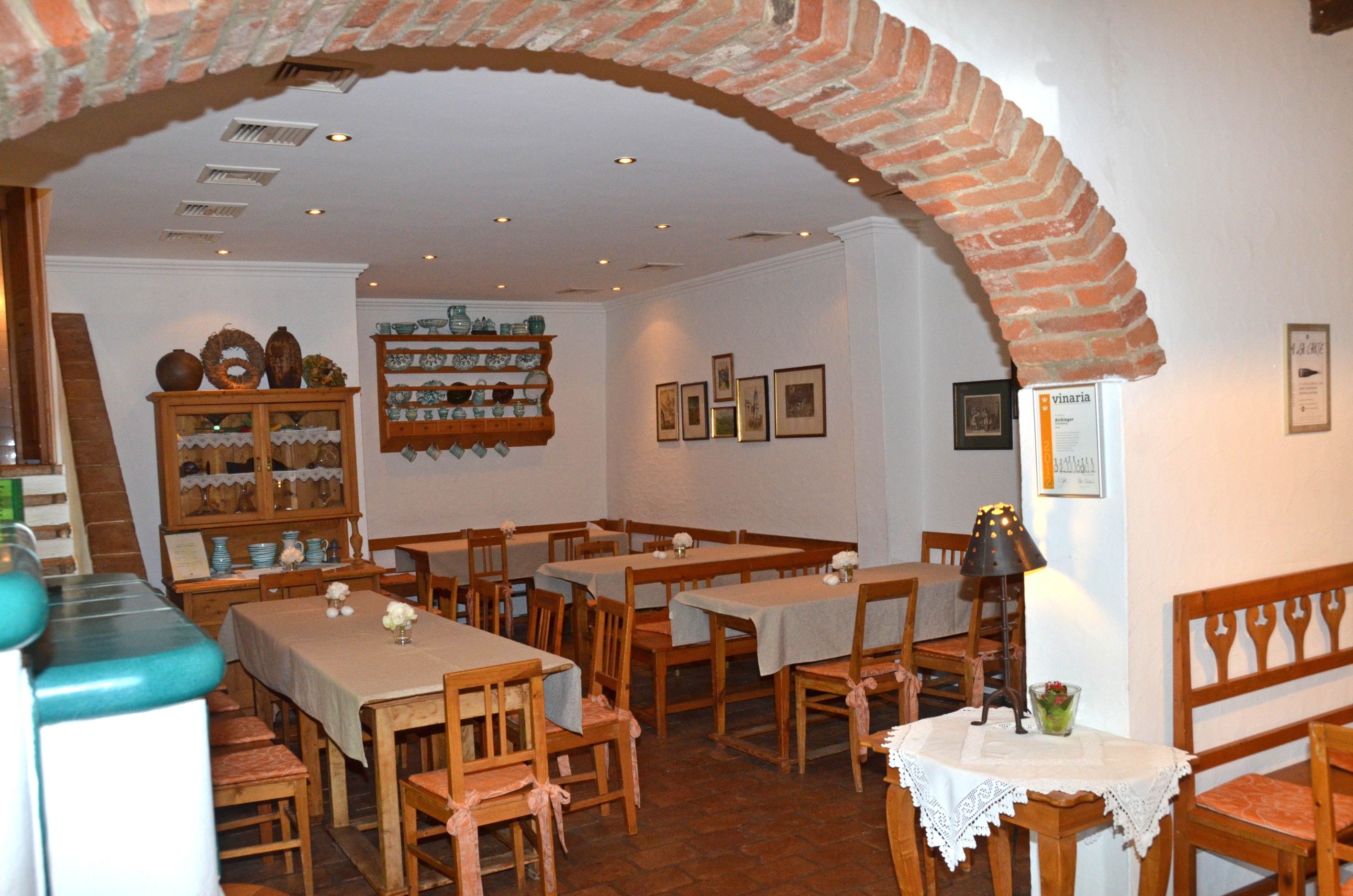 Gemütlicher Innenraum eines Heurigen mit Holzmöbeln und Dekorationen.