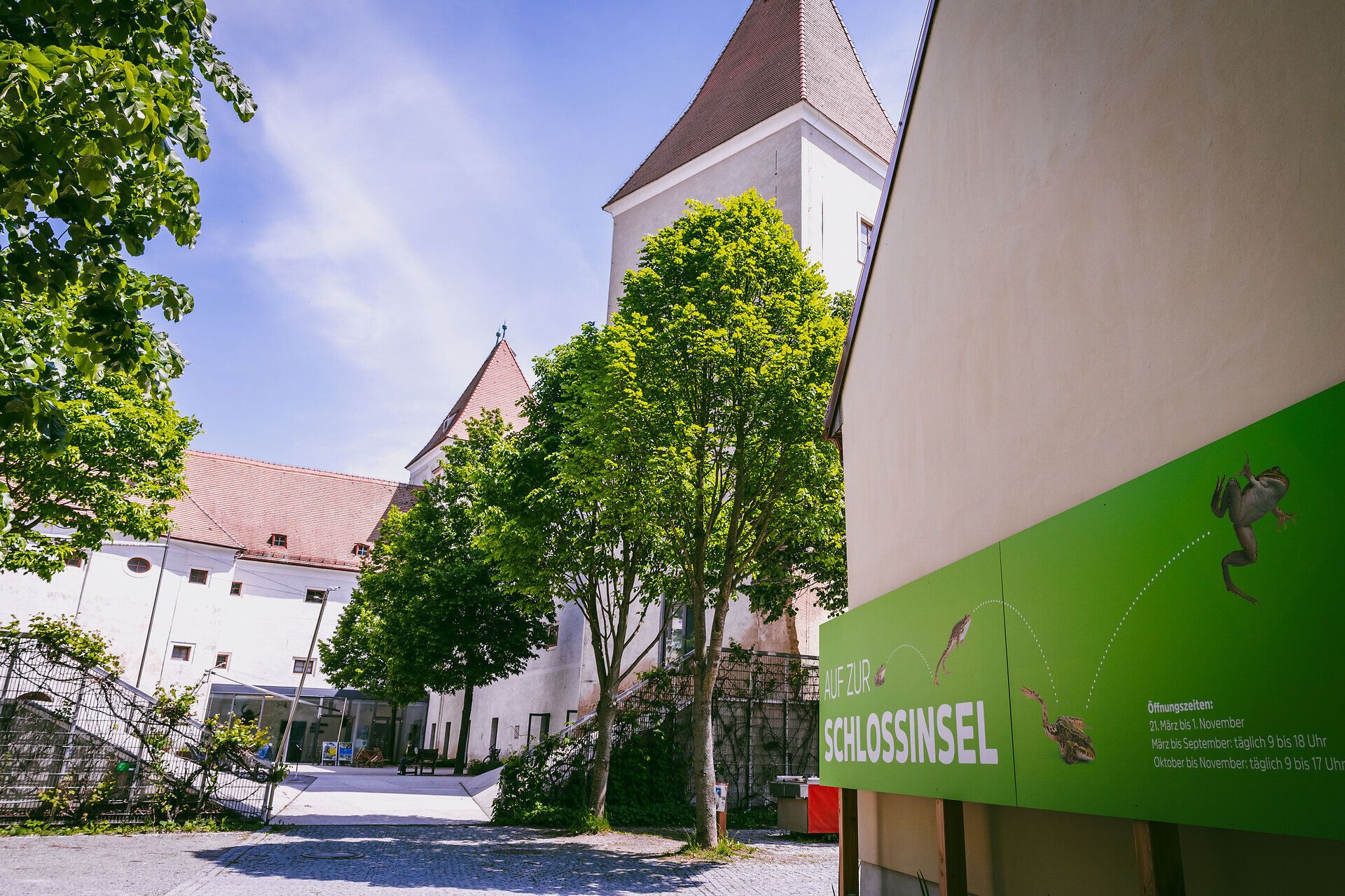 Die sanften Hügel und das majestätische Schloss laden zu einem unvergesslichen Besuch ein. Umgeben von üppigem Grün und dem sanften Plätschern des Wassers, bietet dieser Ort eine perfekte Kulisse für Erholung und Entspannung in der Natur.