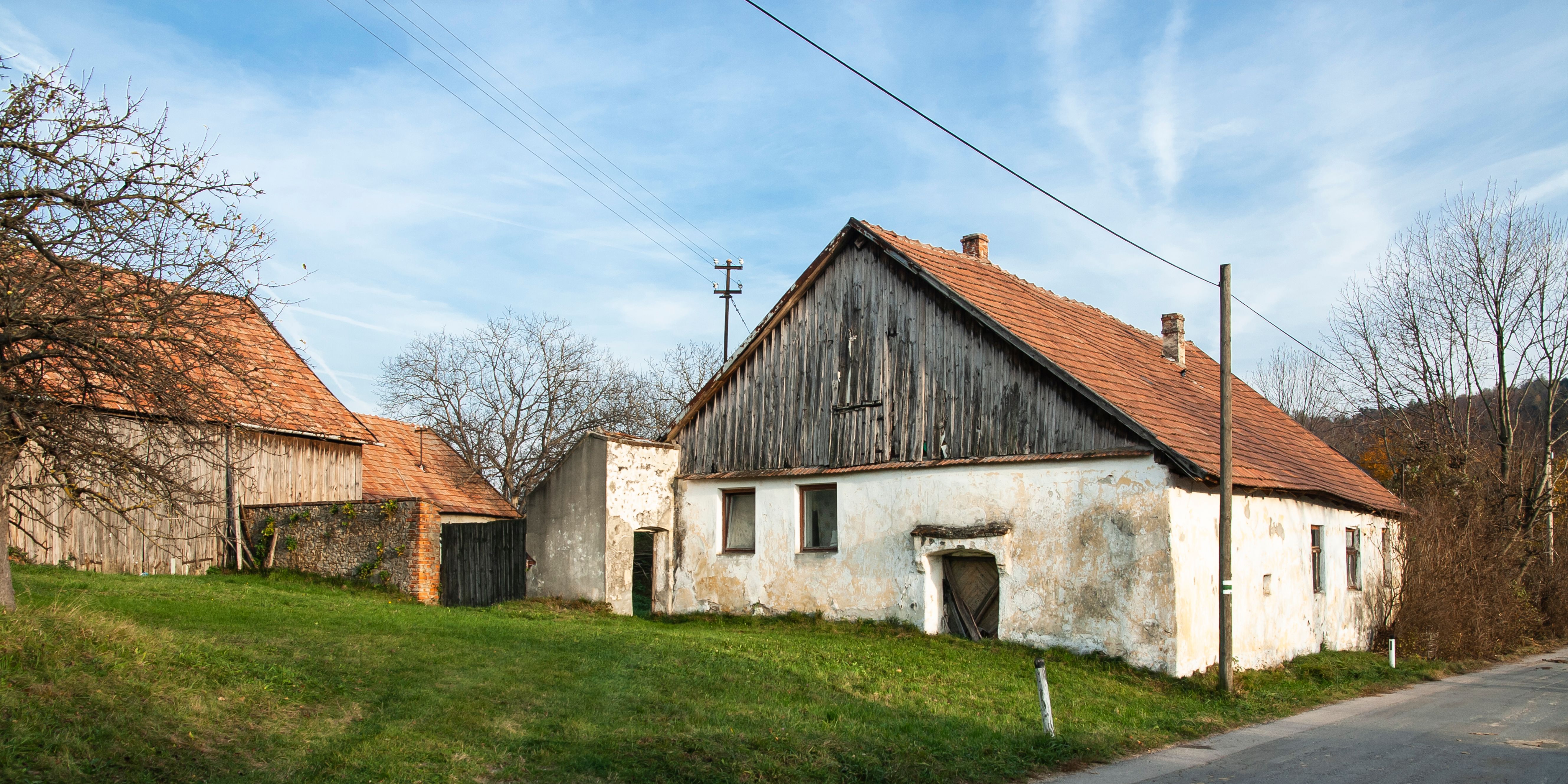 Alte Gebäude in der Kellergasse Sieghartskirchen mit roten Ziegeldächern und verwitterten Fassaden.