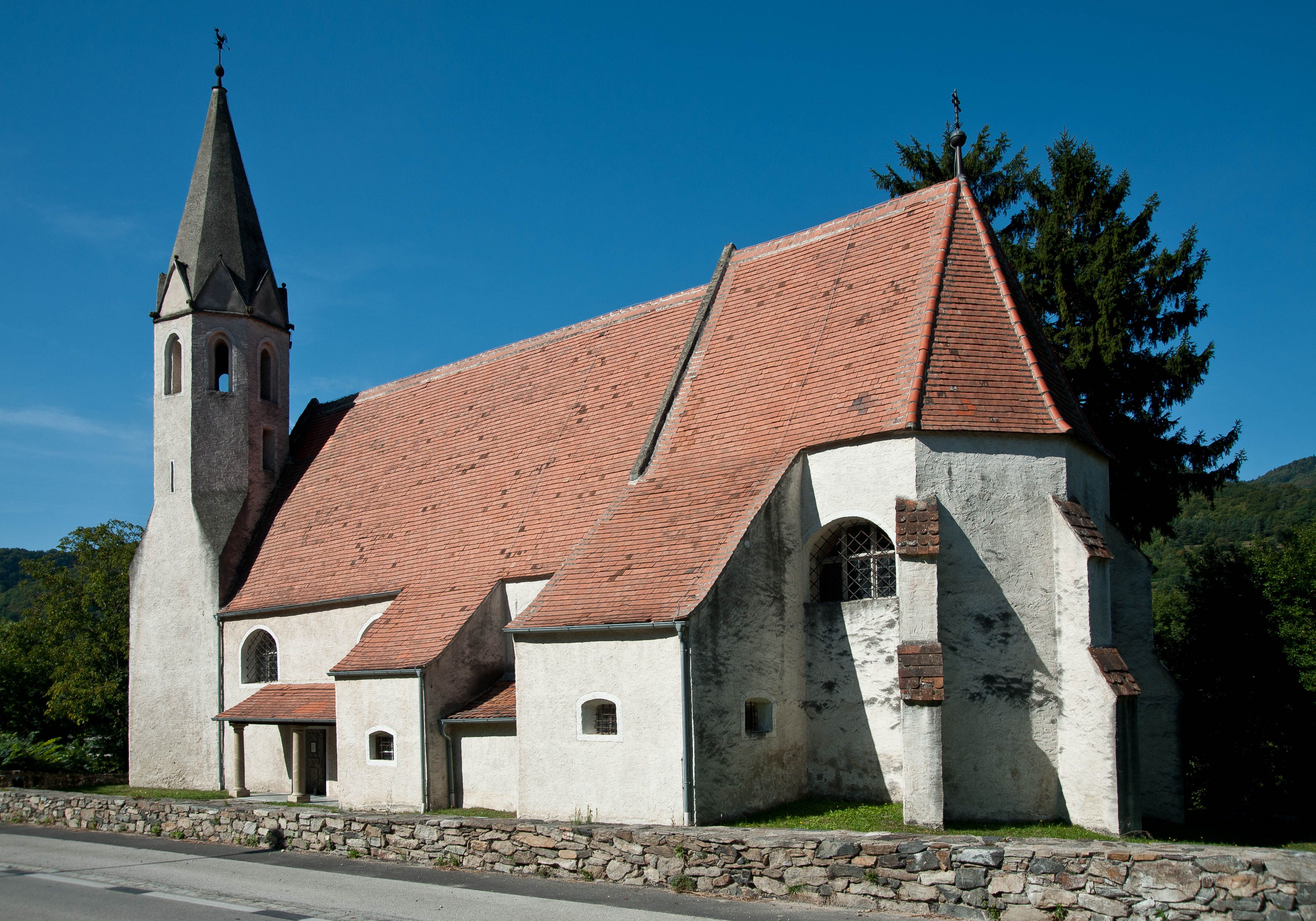 Eine Filialkirche von aussen mit rotem Dach