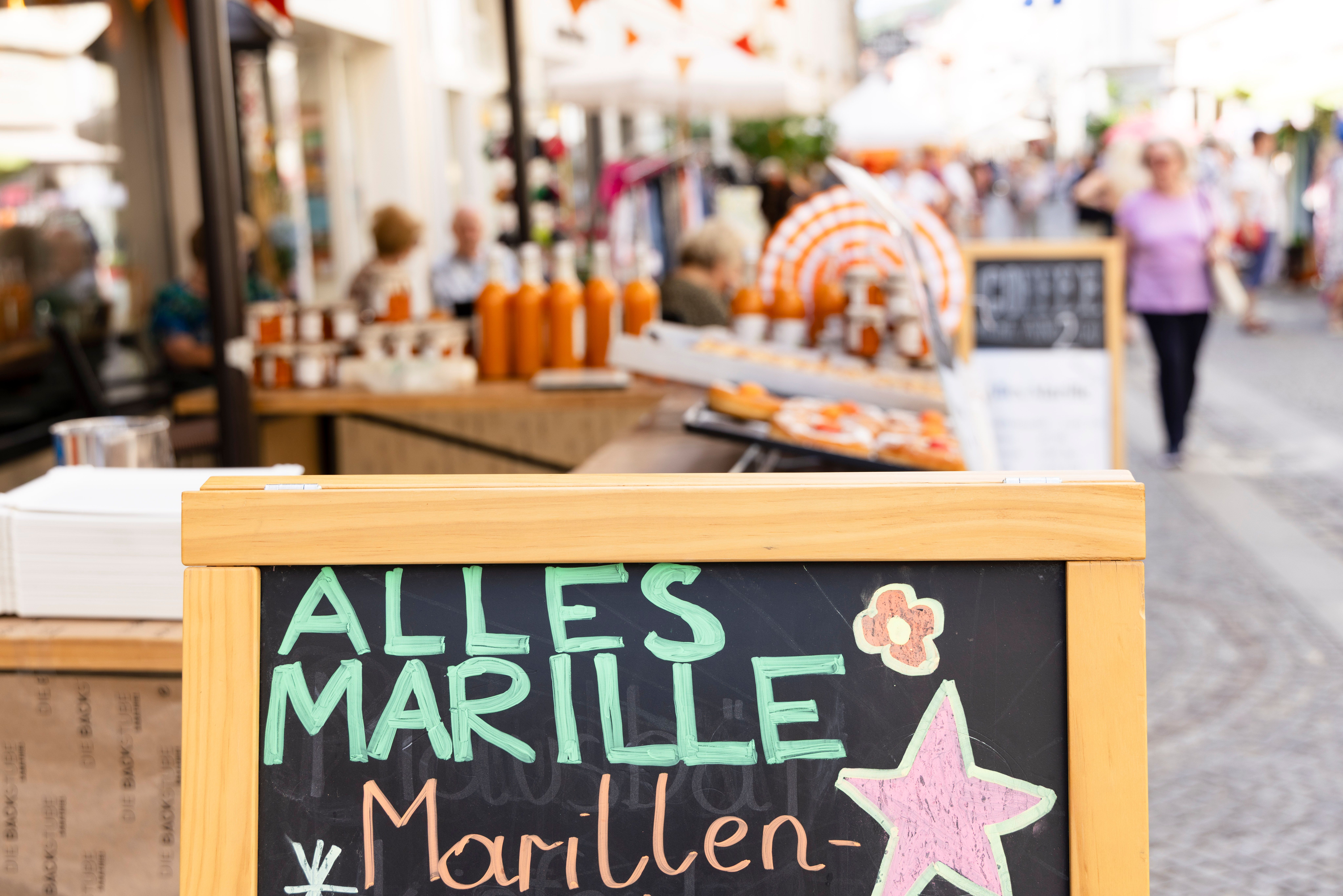 Blick in die Kremser Landstraße mit Marillen-Ständen