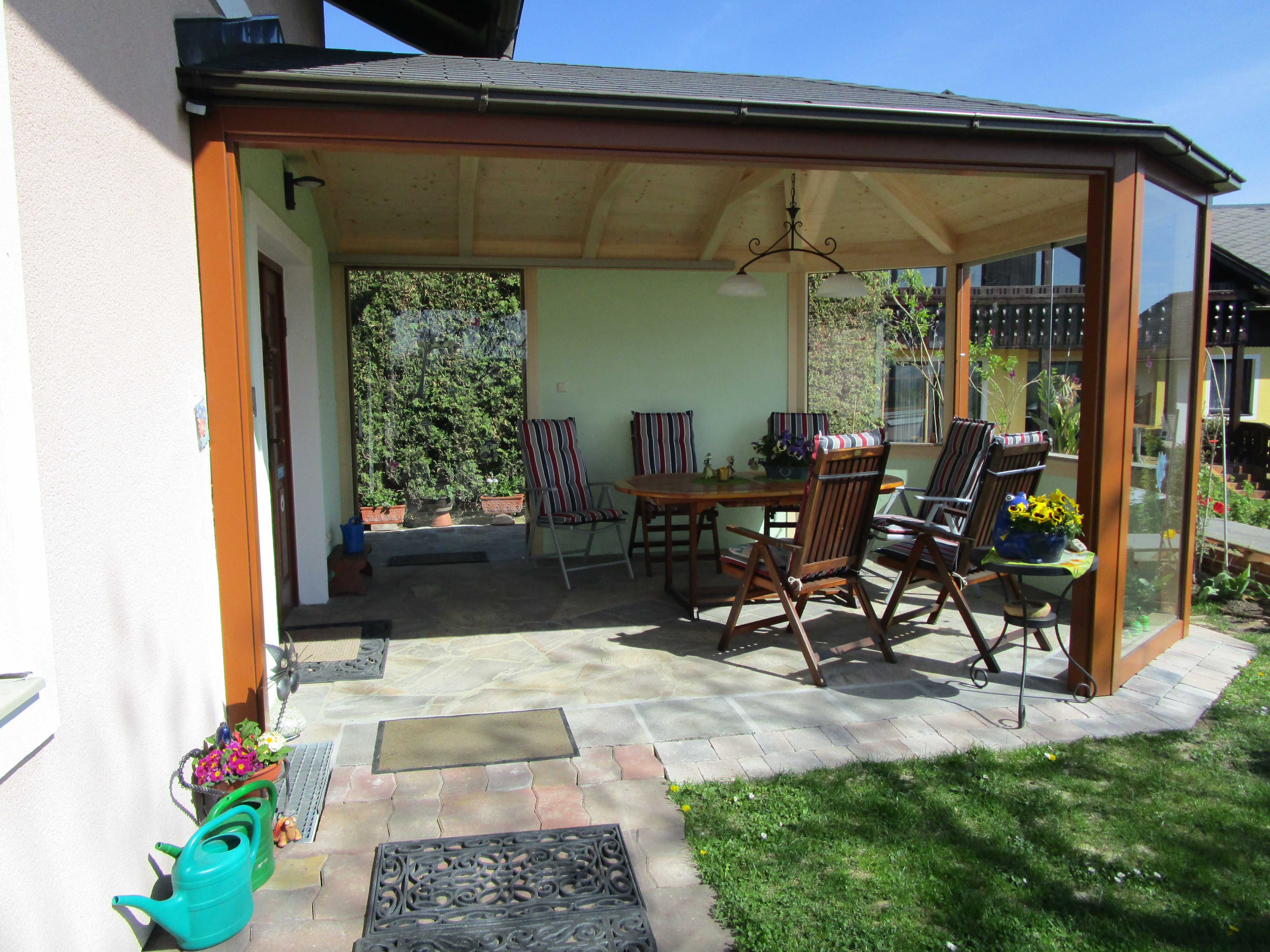 Wintergarten mit Tisch und Stühlen