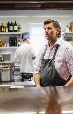 In einer einladenden Küche, umgeben von frischen Zutaten und dem Duft köstlicher Speisen, spürt man die Leidenschaft für die Kulinarik. Hier wird mit Hingabe und Kreativität gearbeitet, um unvergessliche Geschmackserlebnisse zu schaffen. Ein Ort, an dem die Liebe zur Gastronomie lebendig wird.