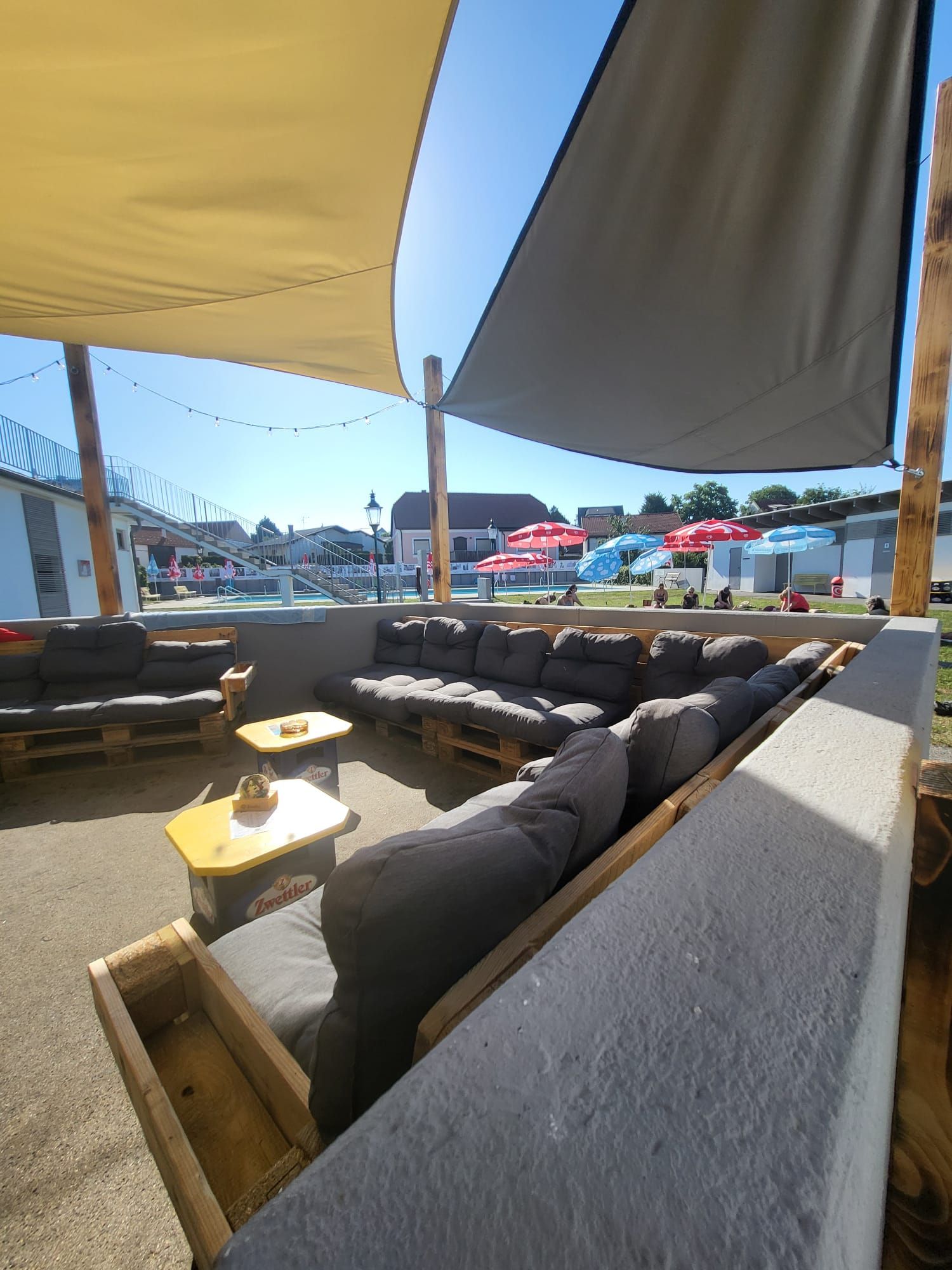 Sitzbänke in einer Badkantine 